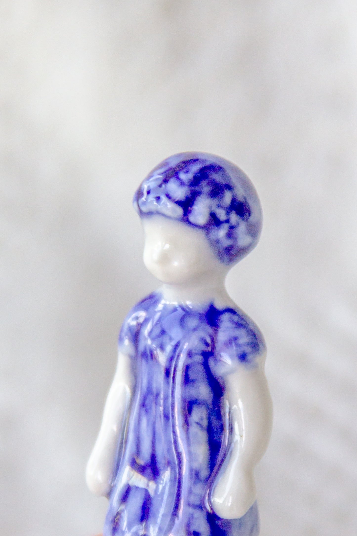 Rzeźba porcelanowa “Frozen Charlotte reborn” biało-granatowa