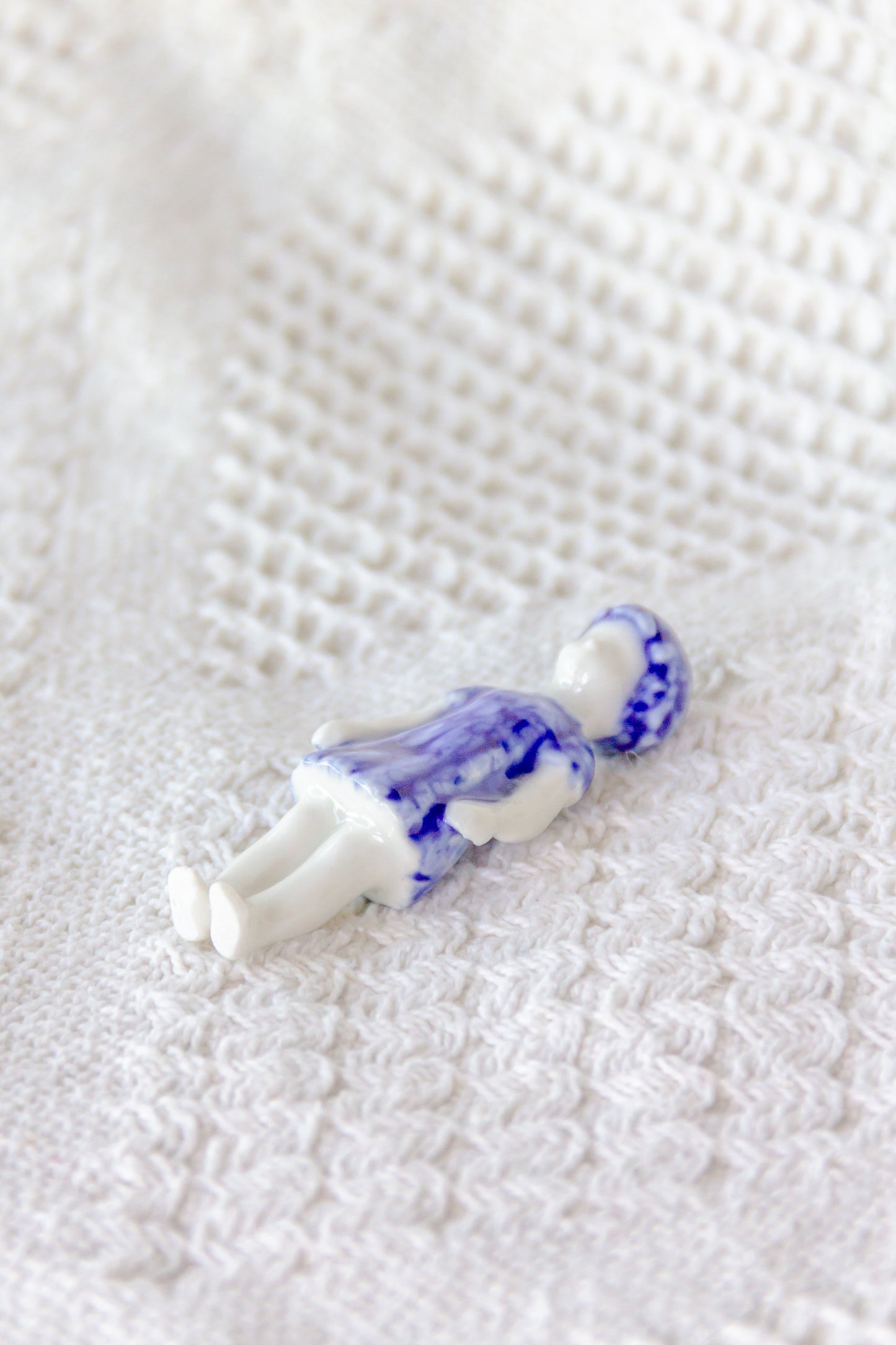 Rzeźba porcelanowa “Frozen Charlotte reborn” biało-granatowa
