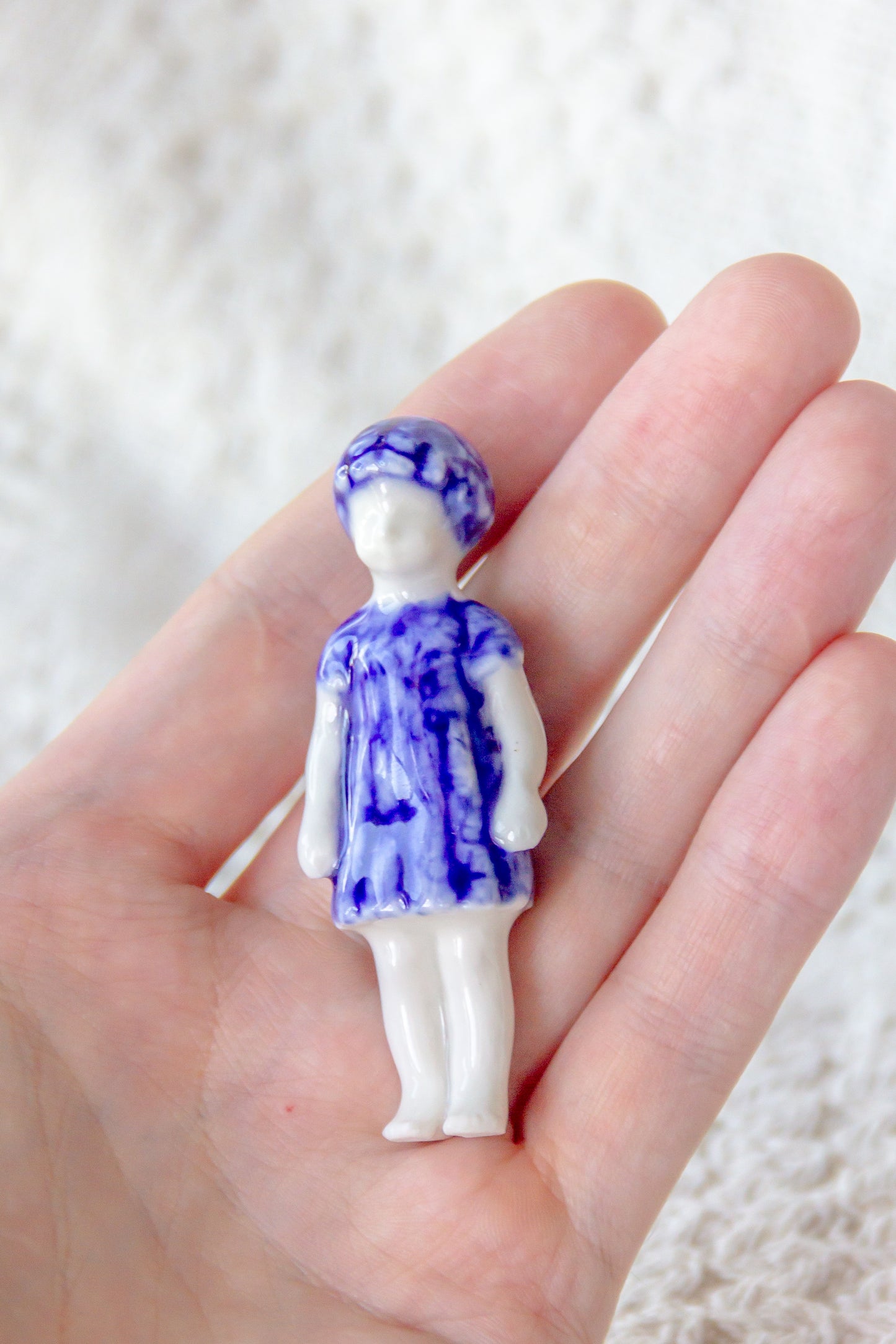 Rzeźba porcelanowa “Frozen Charlotte reborn” biało-granatowa