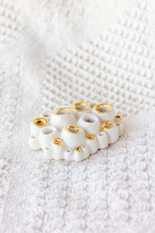 Rzeźba porcelanowa “Ascydia” ze złoceniem