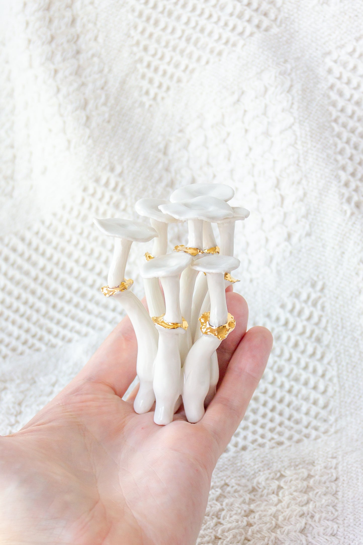 Champignon en céramique noir et rouge