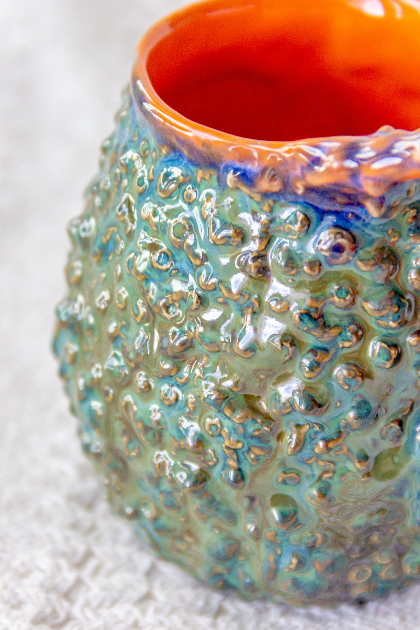 Kubek ceramiczny „Rafflesio” zielono-pomarańczowy
