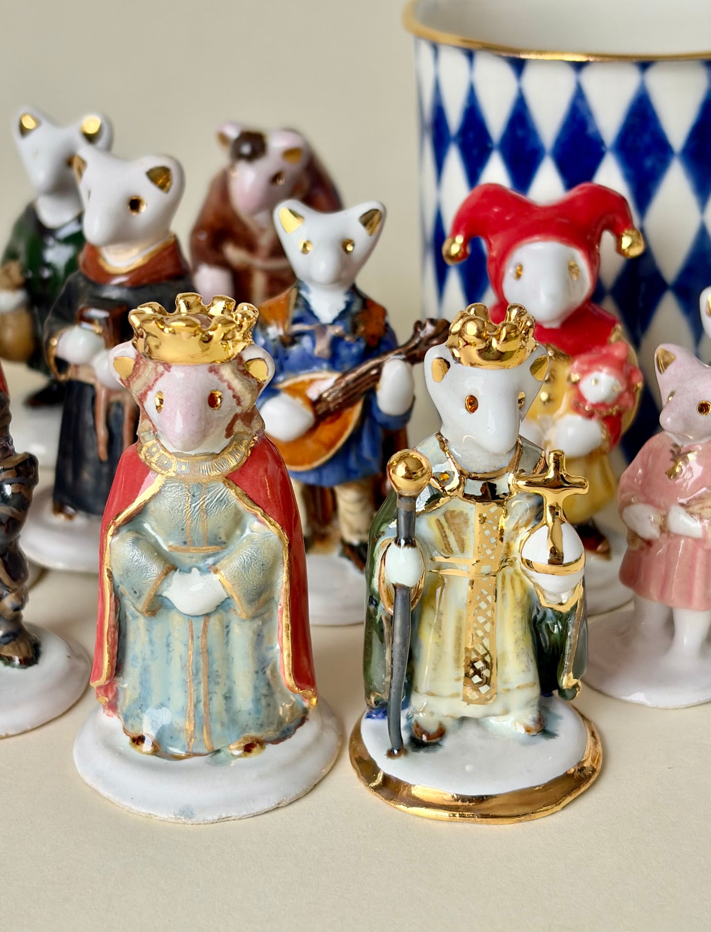 Grande Famille Werling, sculpture en porcelaine avec dorure
