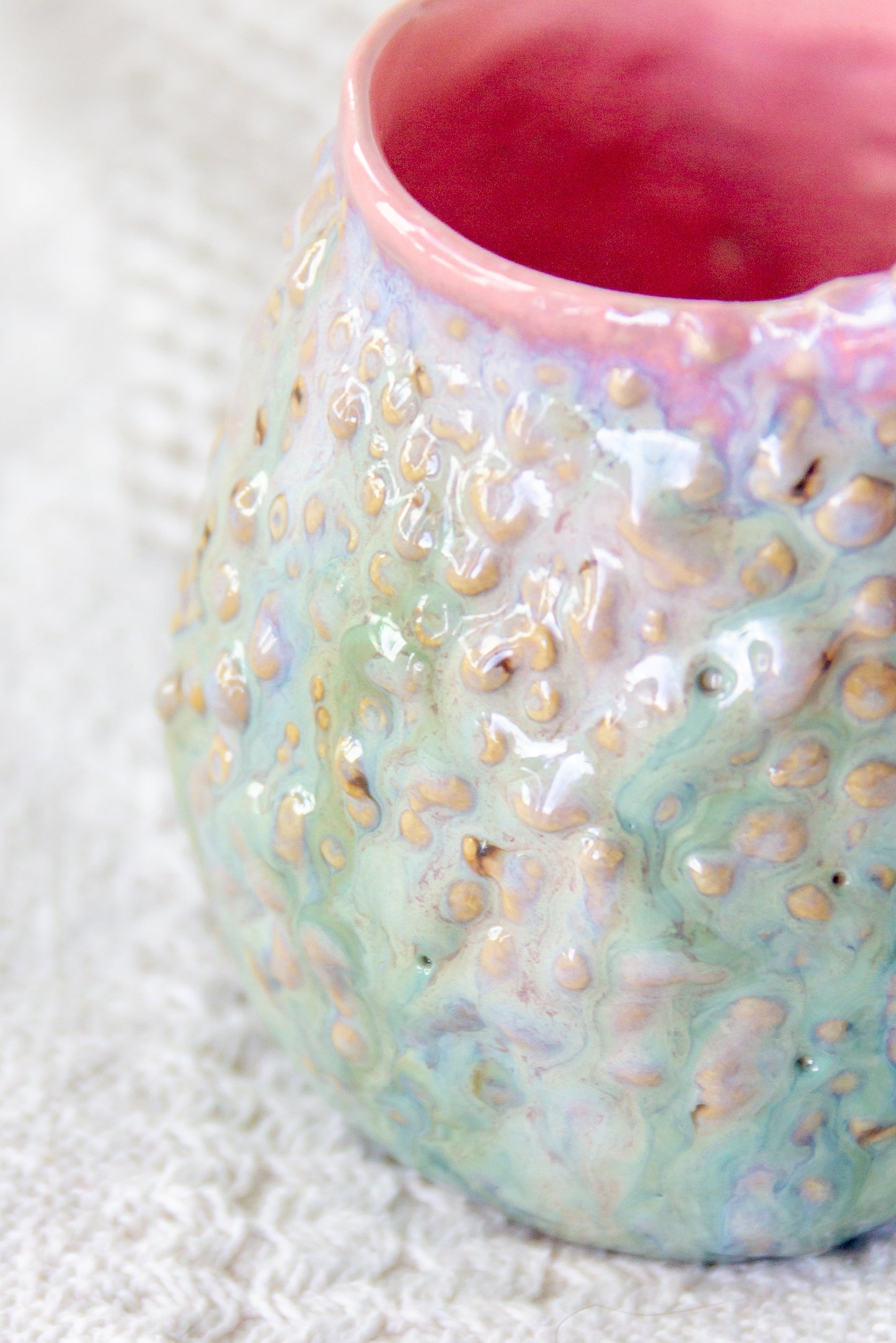 Kubek ceramiczny „Rafflesio” zielono-różowy
