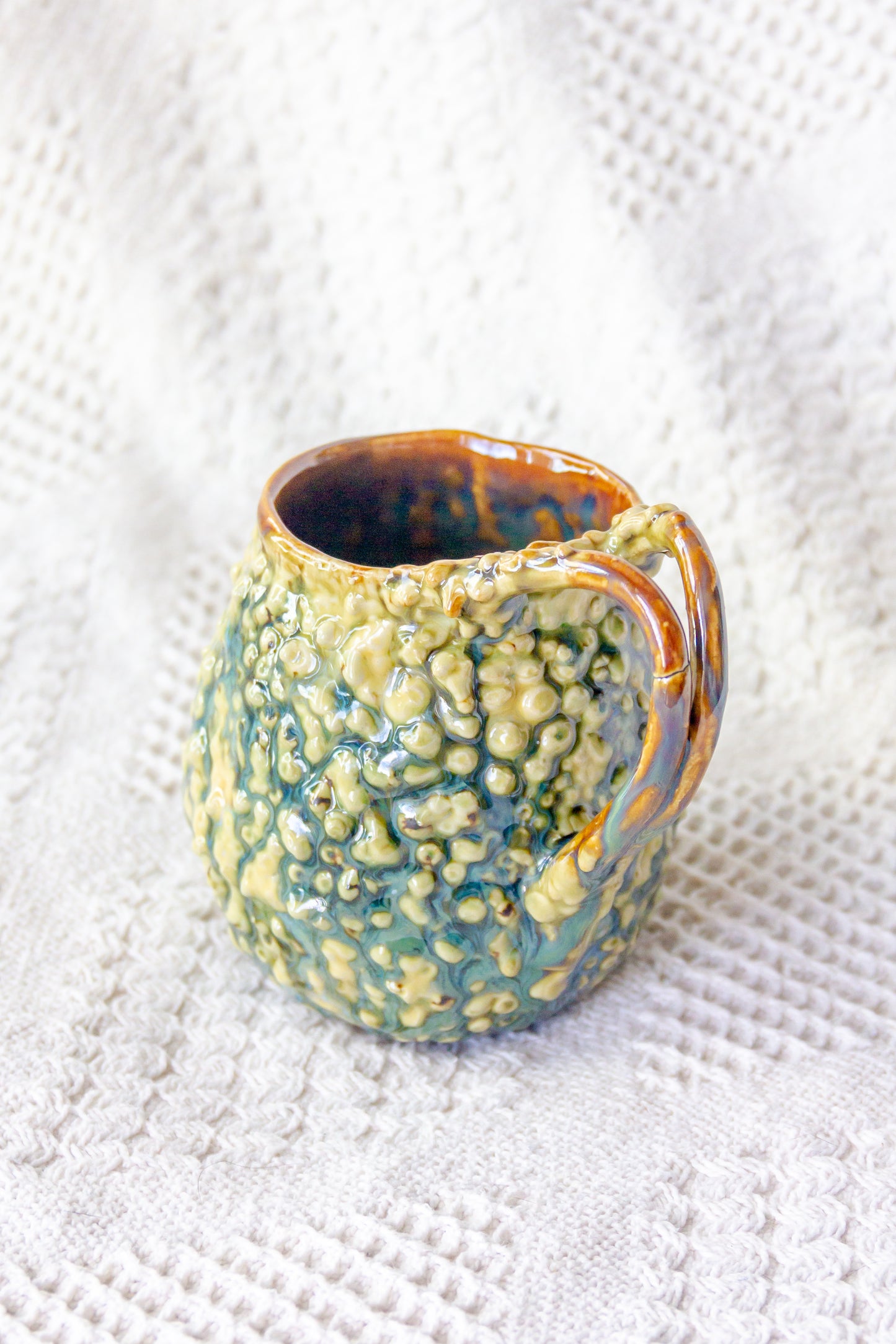 Kubek ceramiczny „Rafflesio” zielono-brązowy