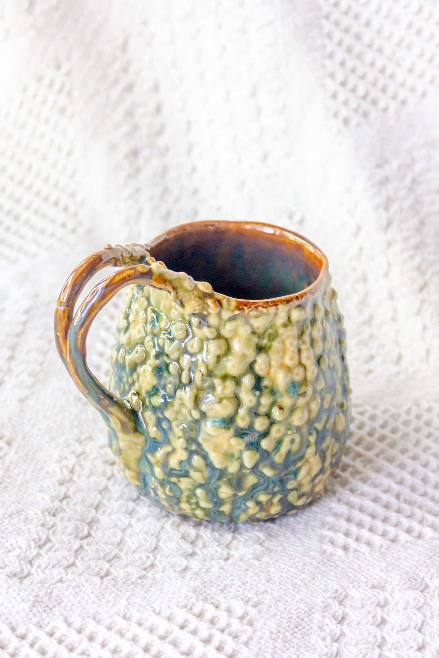 Kubek ceramiczny „Rafflesio” zielono-brązowy