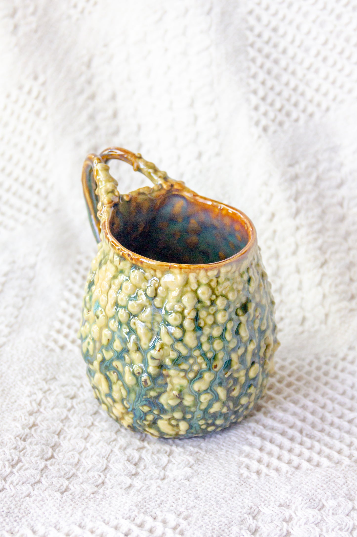Kubek ceramiczny „Rafflesio” zielono-brązowy
