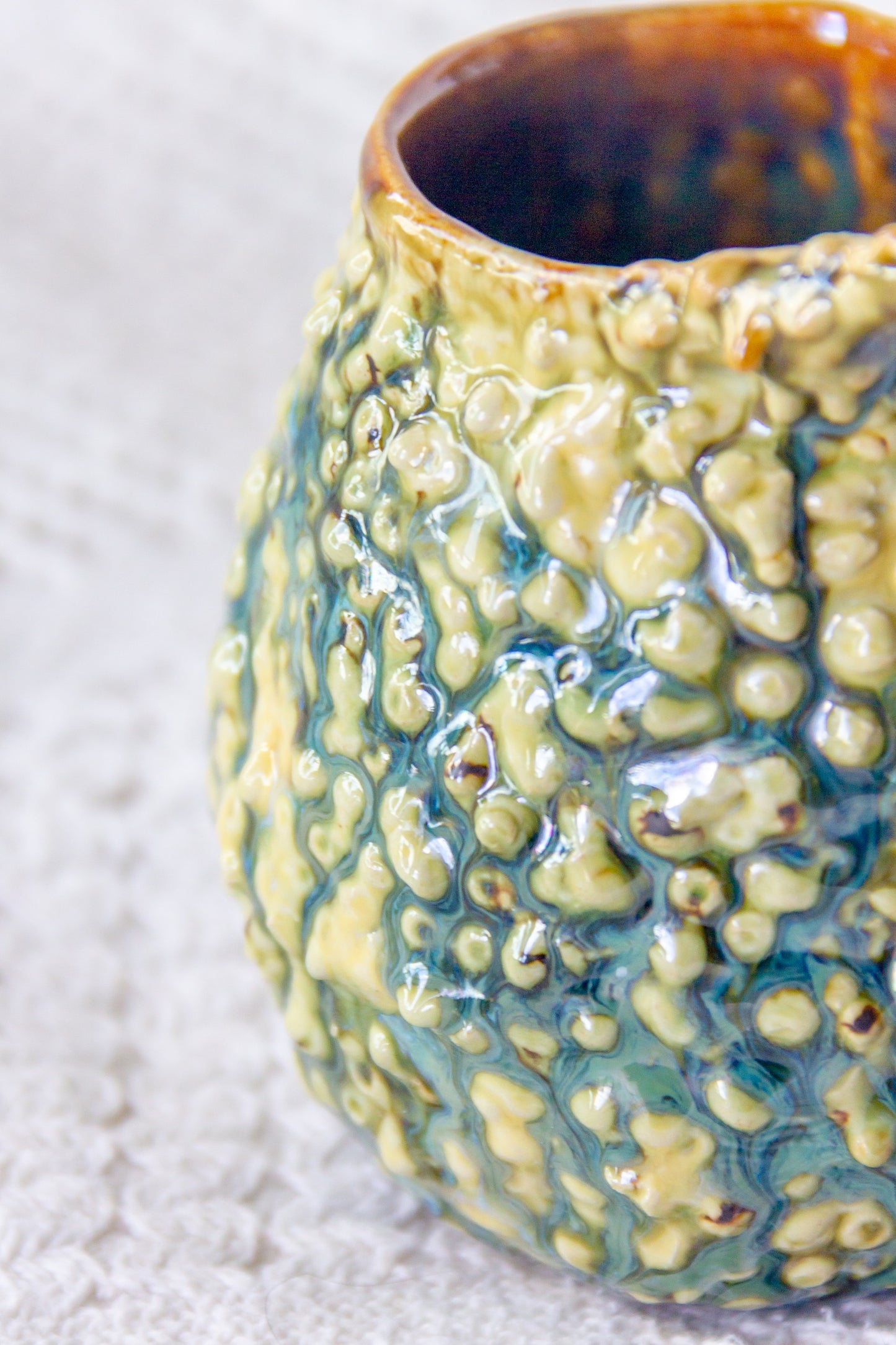 Kubek ceramiczny „Rafflesio” zielono-brązowy