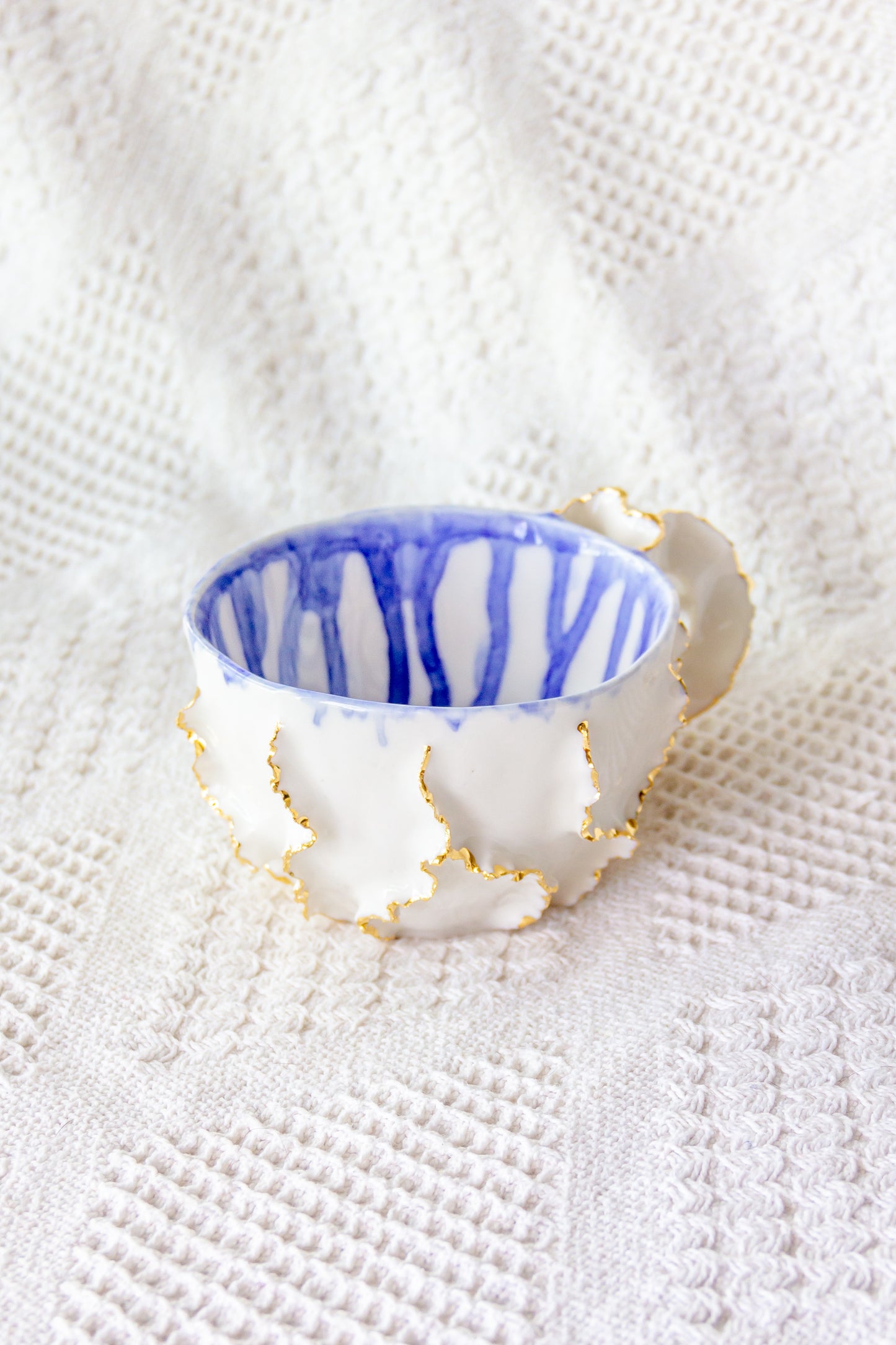 Tasse en porcelaine plaquée or