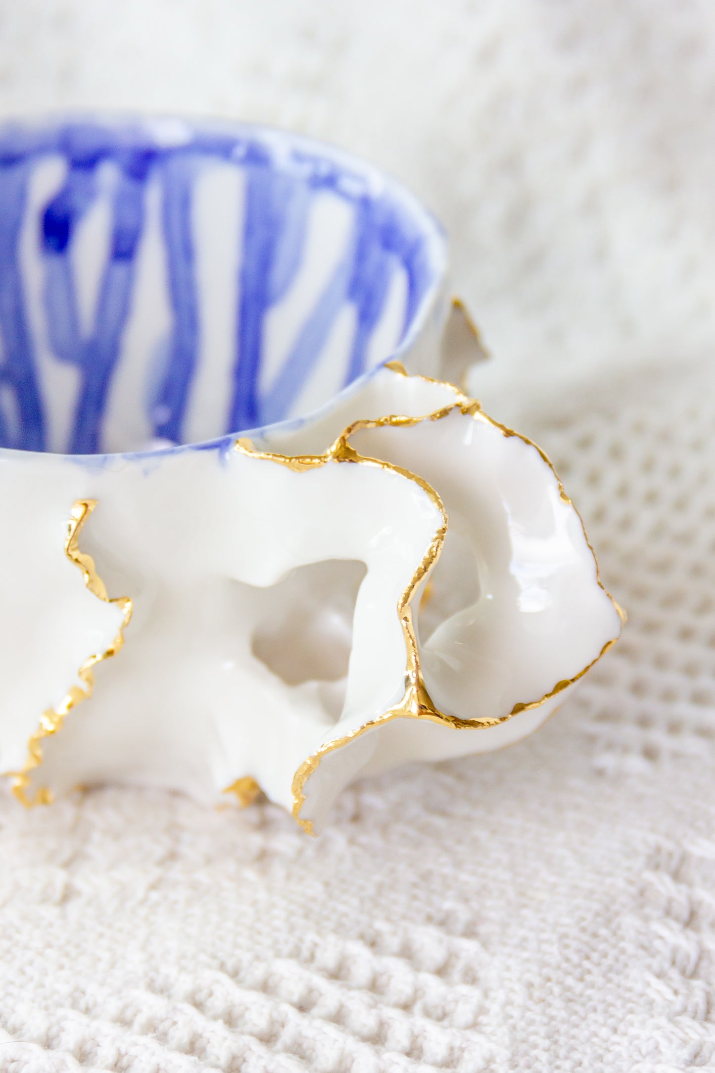 Tasse en porcelaine plaquée or