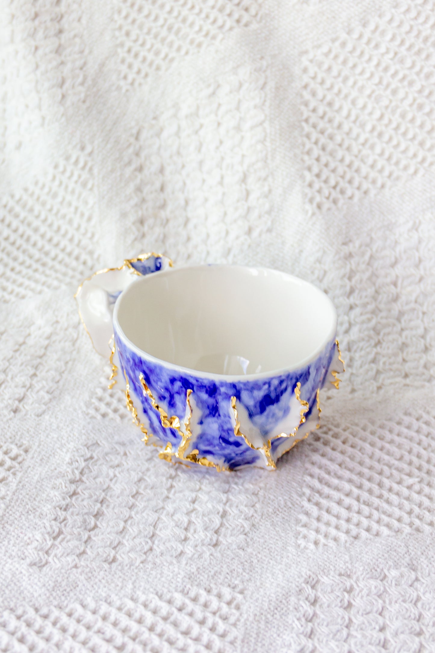 Tasse en porcelaine plaquée or