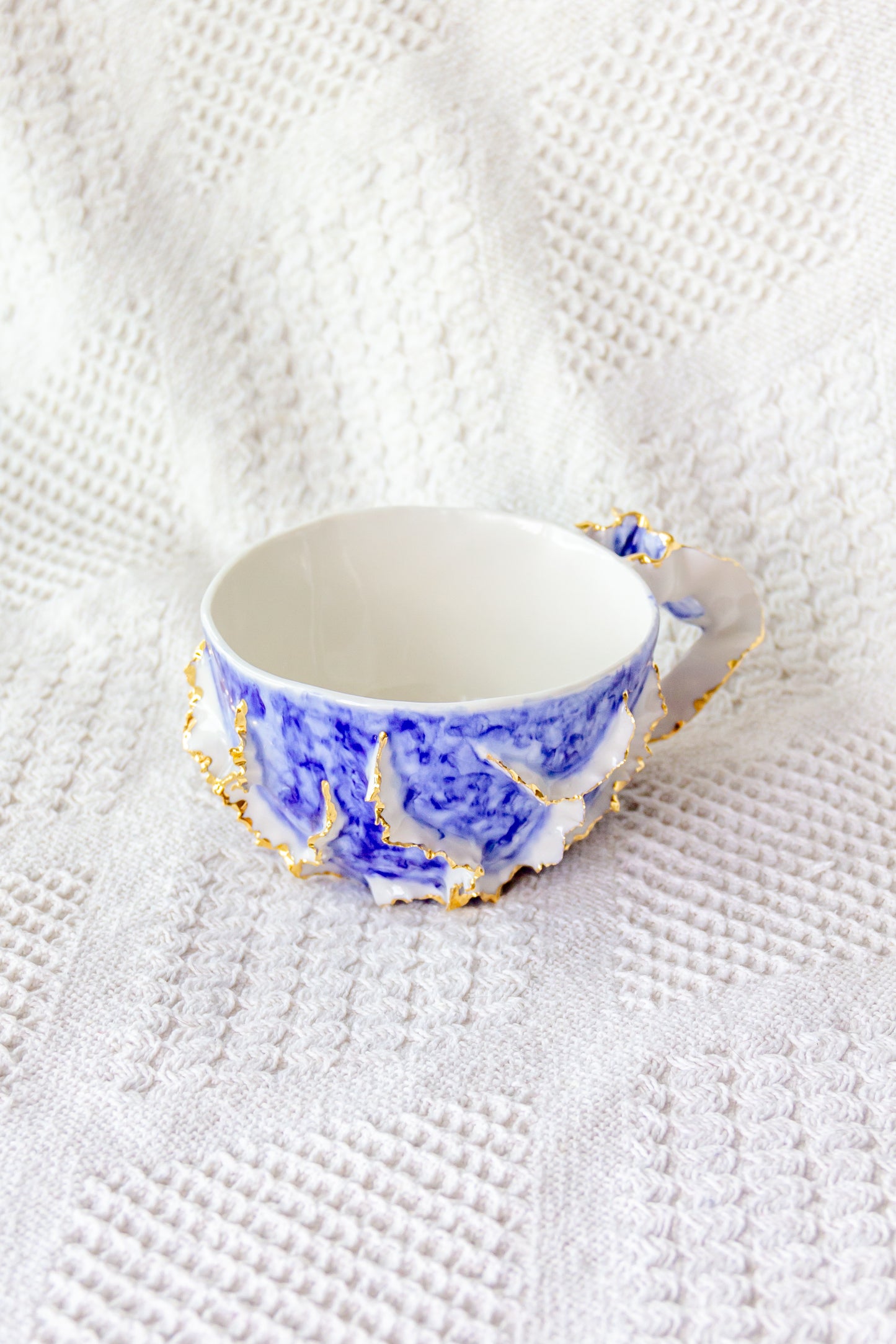 Tasse en porcelaine plaquée or