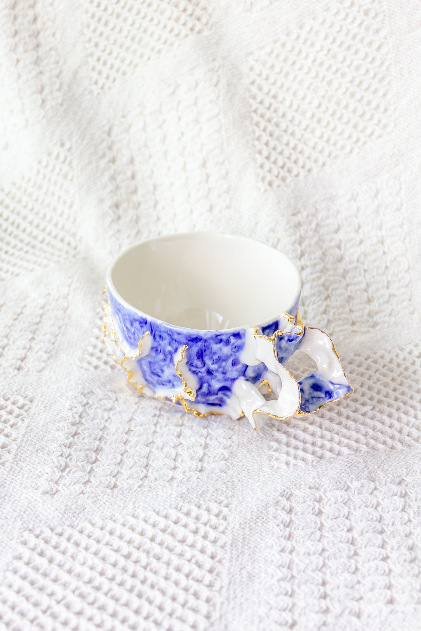 Tasse en porcelaine plaquée or