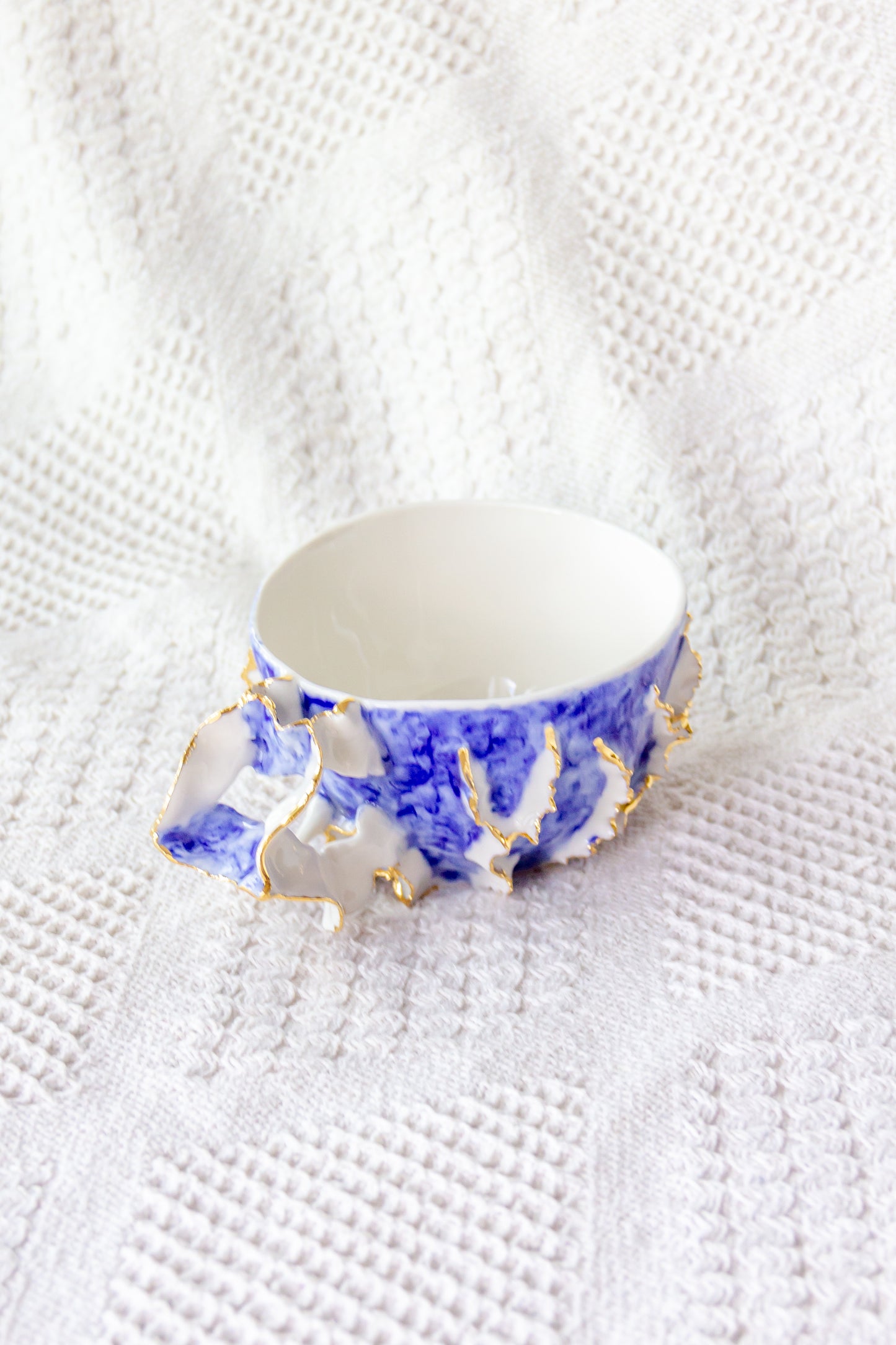 Tasse en porcelaine plaquée or
