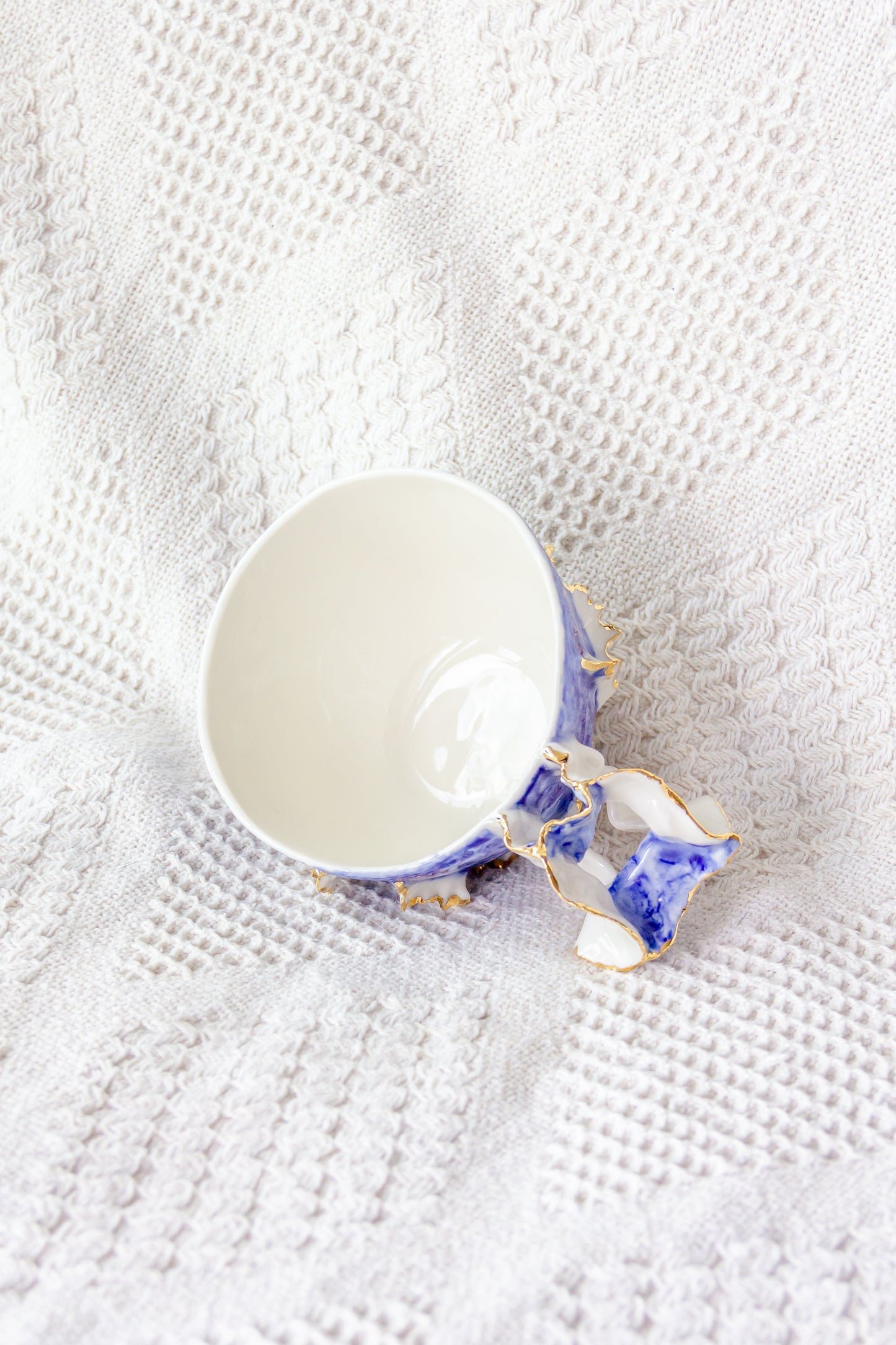 Tasse en porcelaine plaquée or