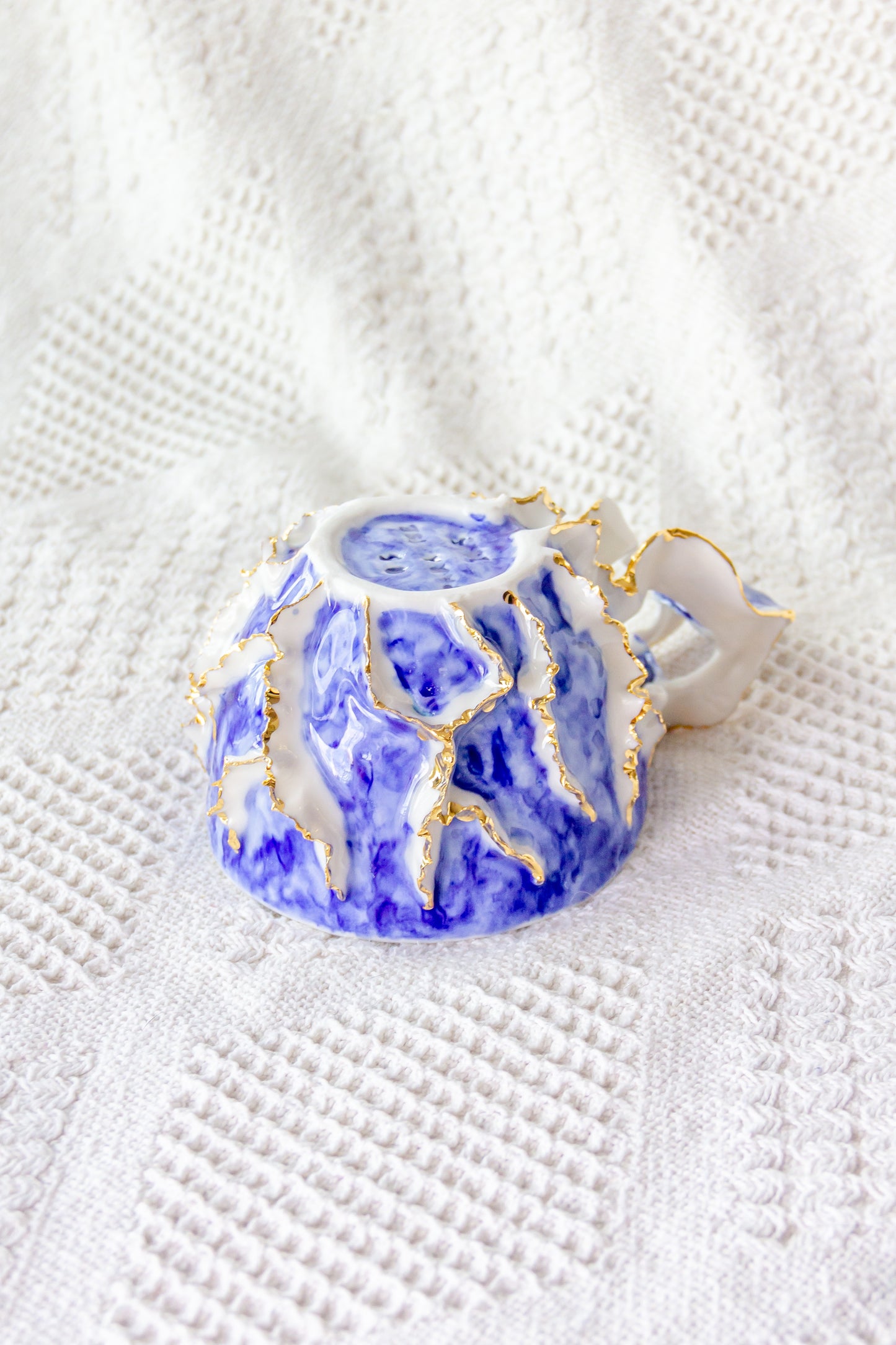 Tasse en porcelaine plaquée or