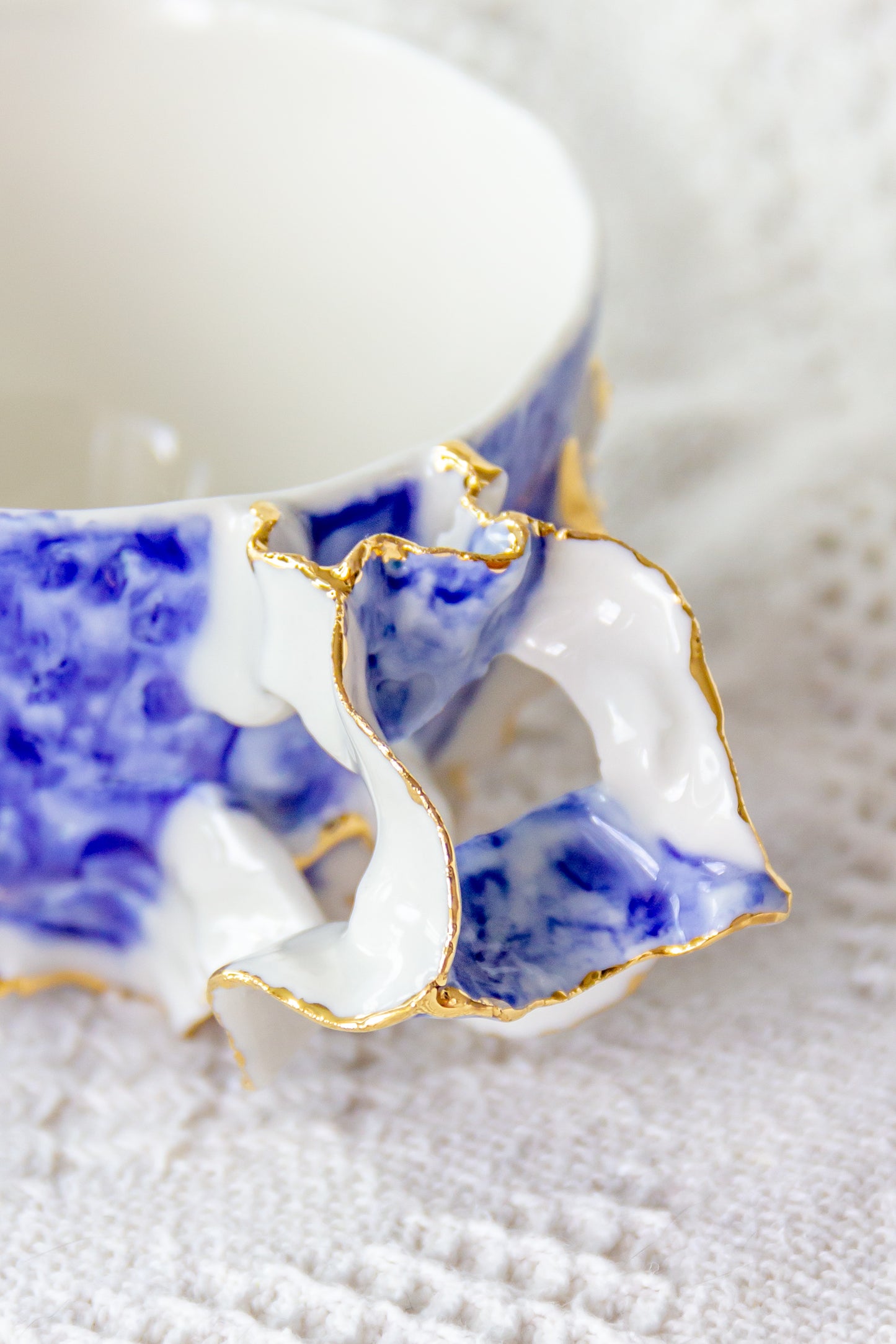 Tasse en porcelaine plaquée or