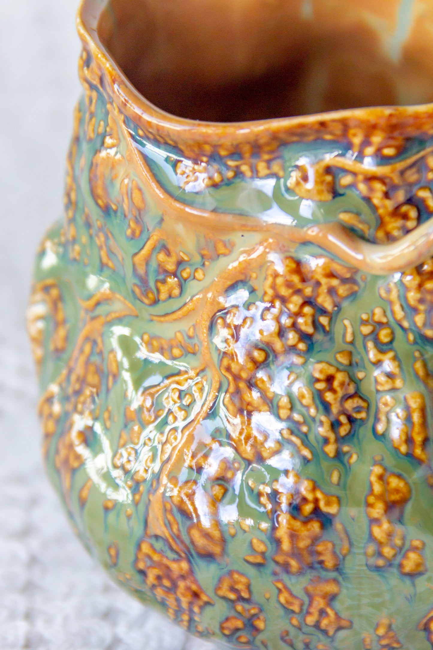 Kubek ceramiczny “Couroupita” brązowo-zielony