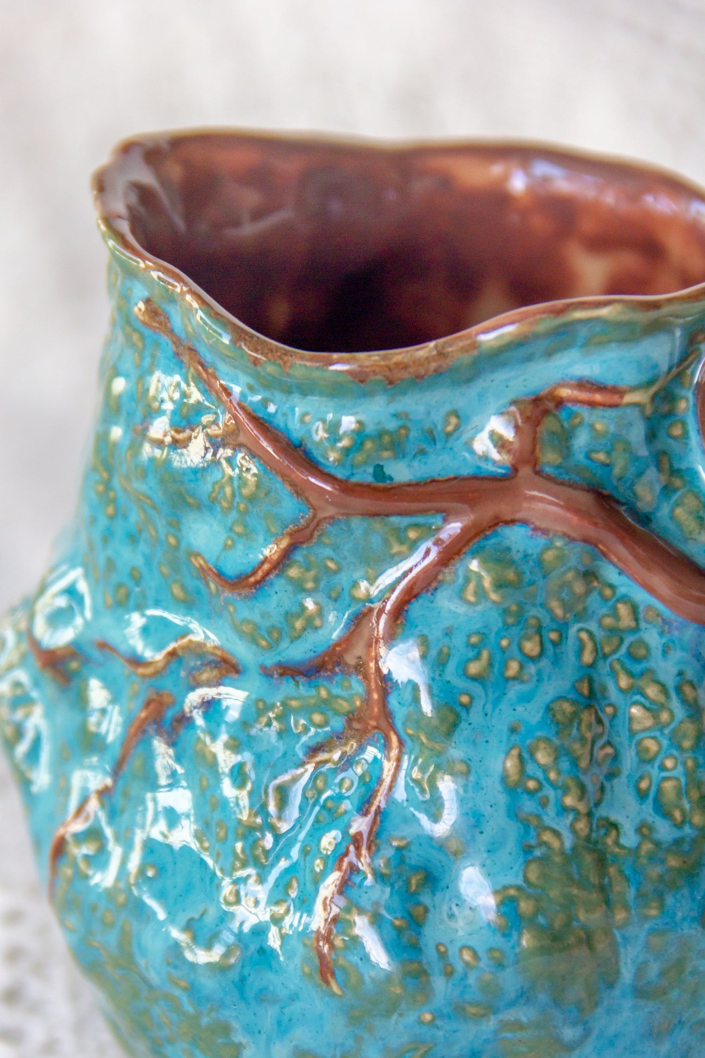 Kubek ceramiczny “Couroupita” niebiesko-brązowy