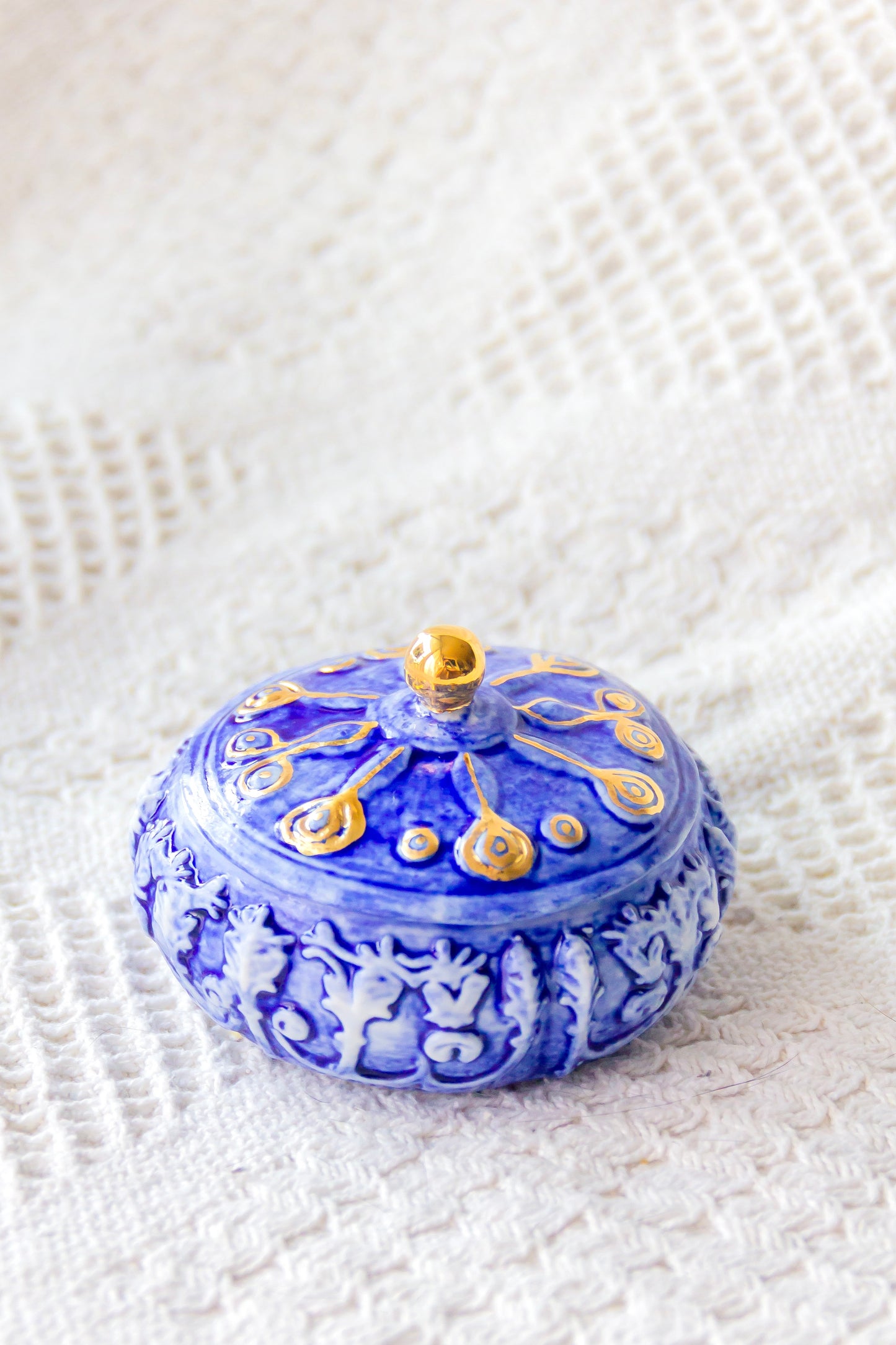 Szkatułka porcelanowa ze złoceniem