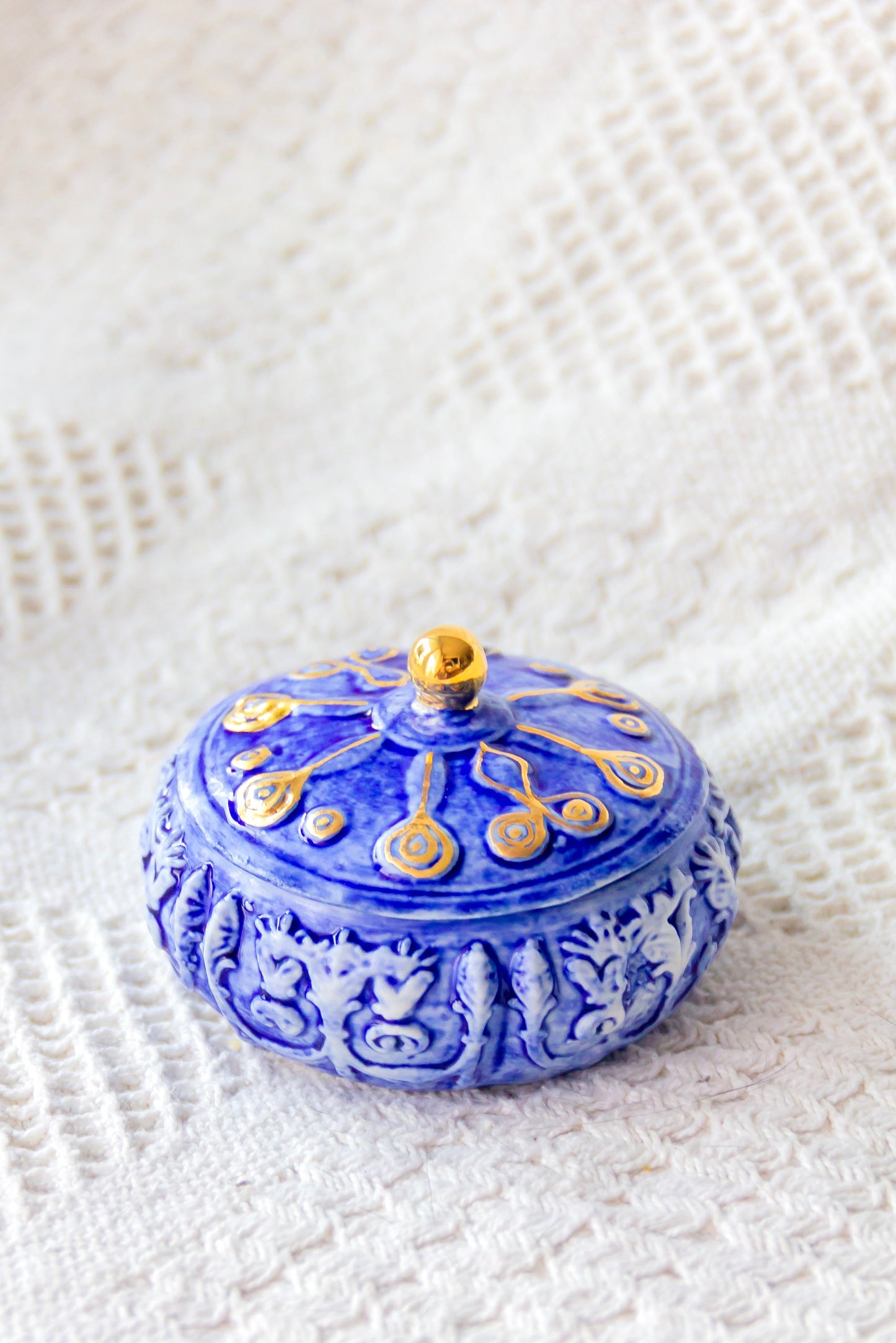 Szkatułka porcelanowa ze złoceniem
