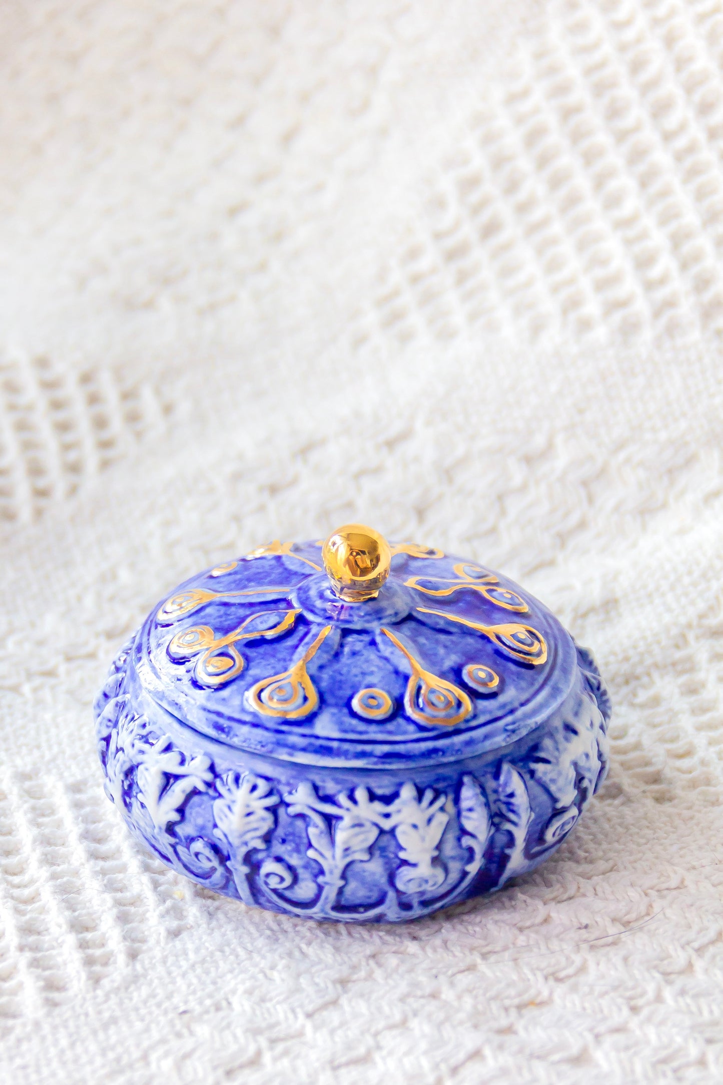 Szkatułka porcelanowa ze złoceniem