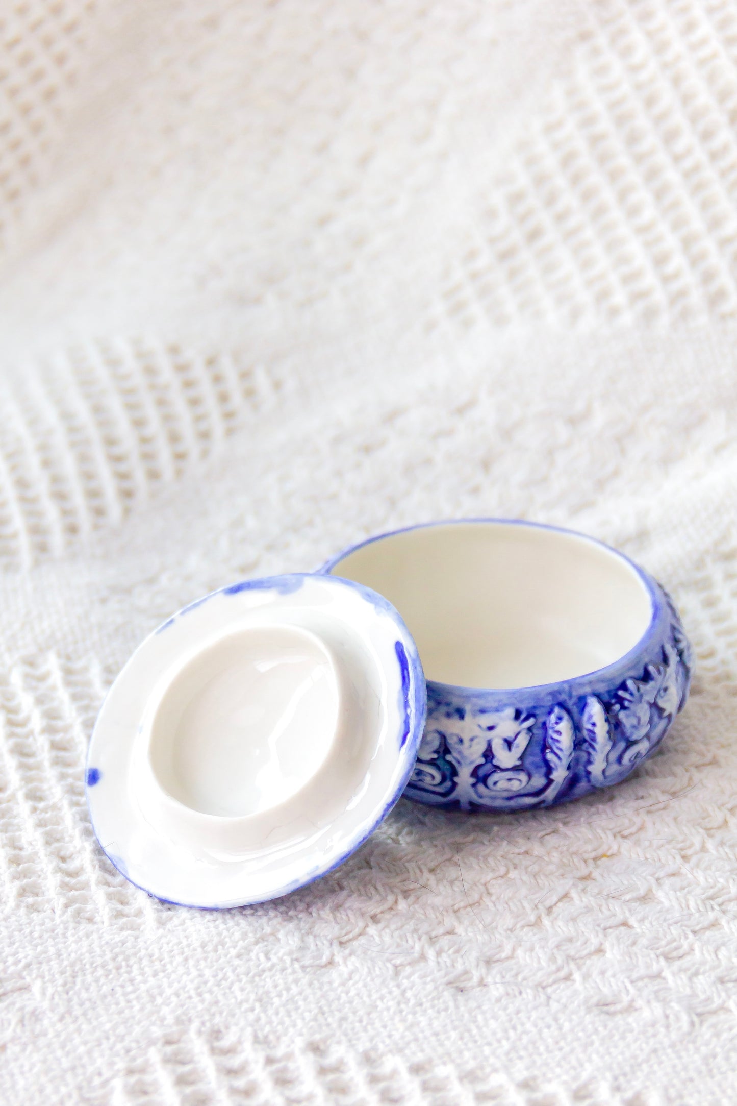 Szkatułka porcelanowa ze złoceniem