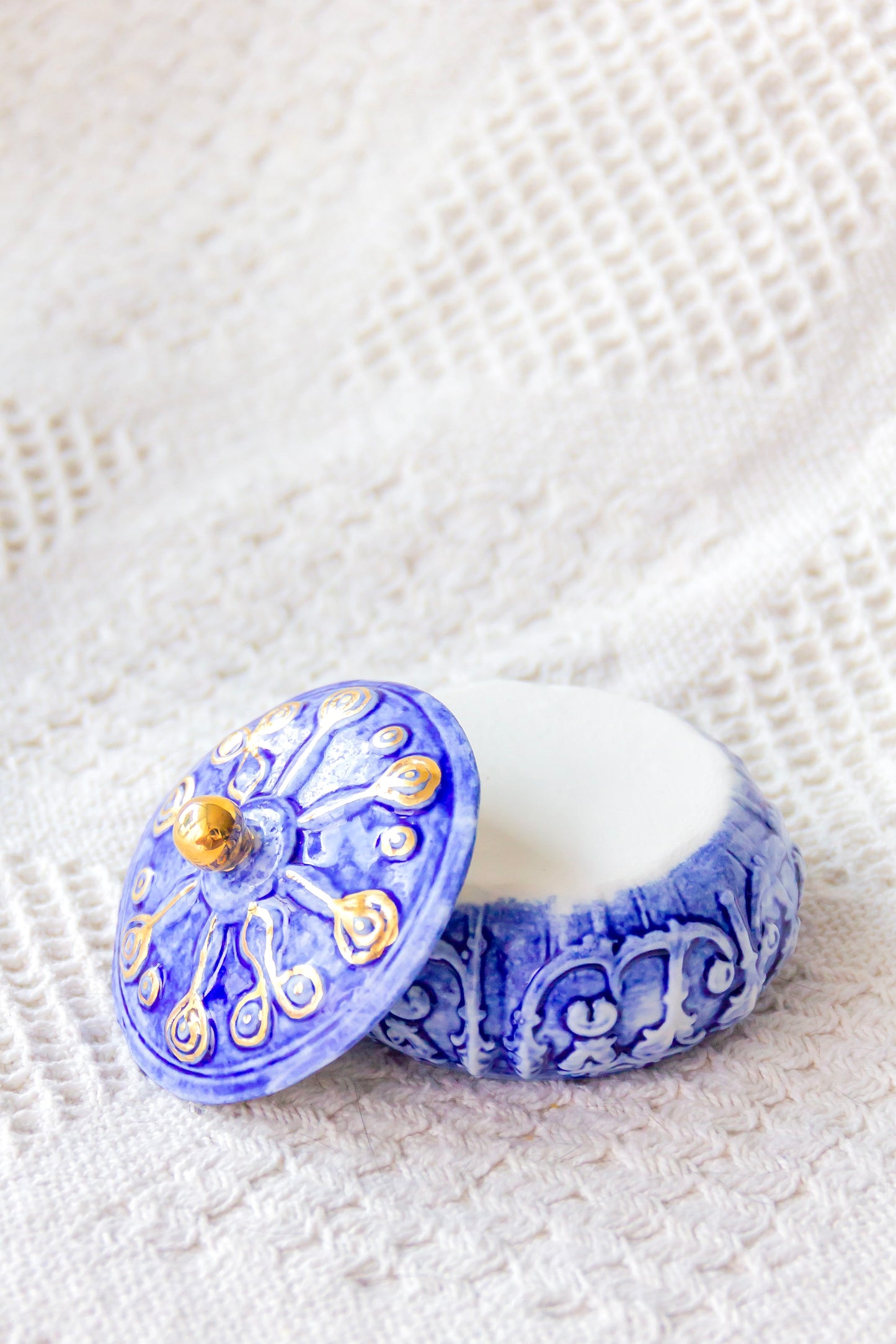 Szkatułka porcelanowa ze złoceniem