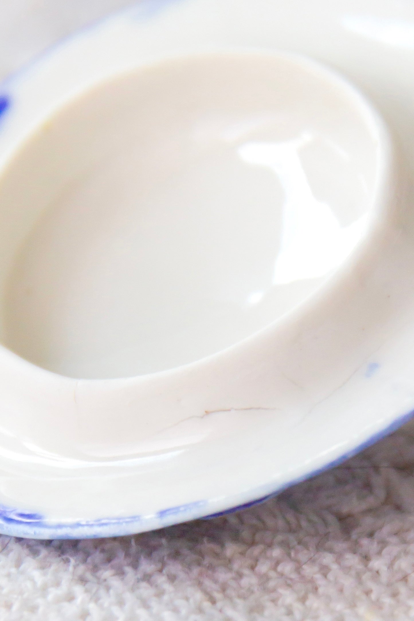 Szkatułka porcelanowa ze złoceniem