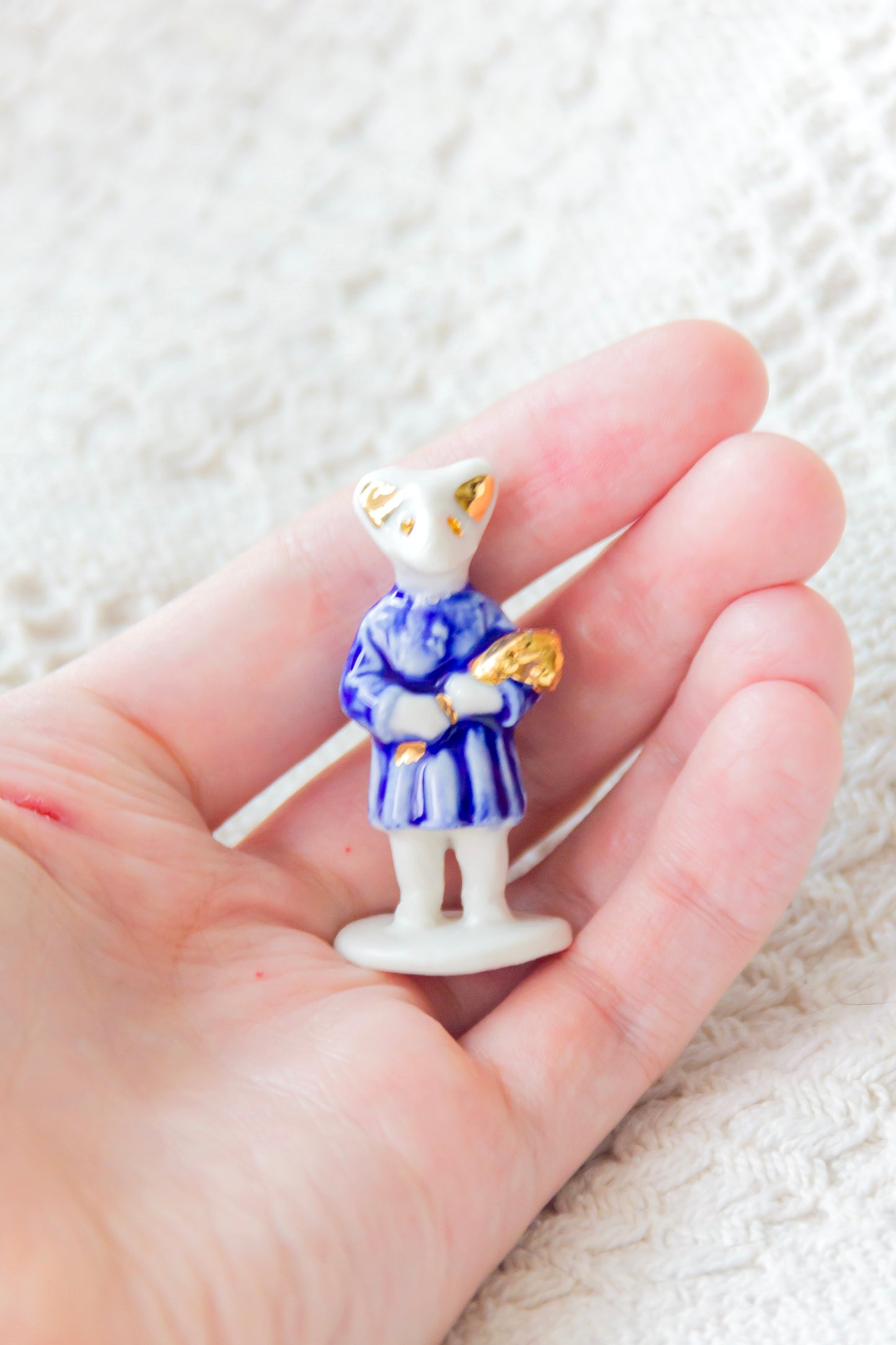 Werling z kłosami, rzeźba porcelanowa ze złoceniem