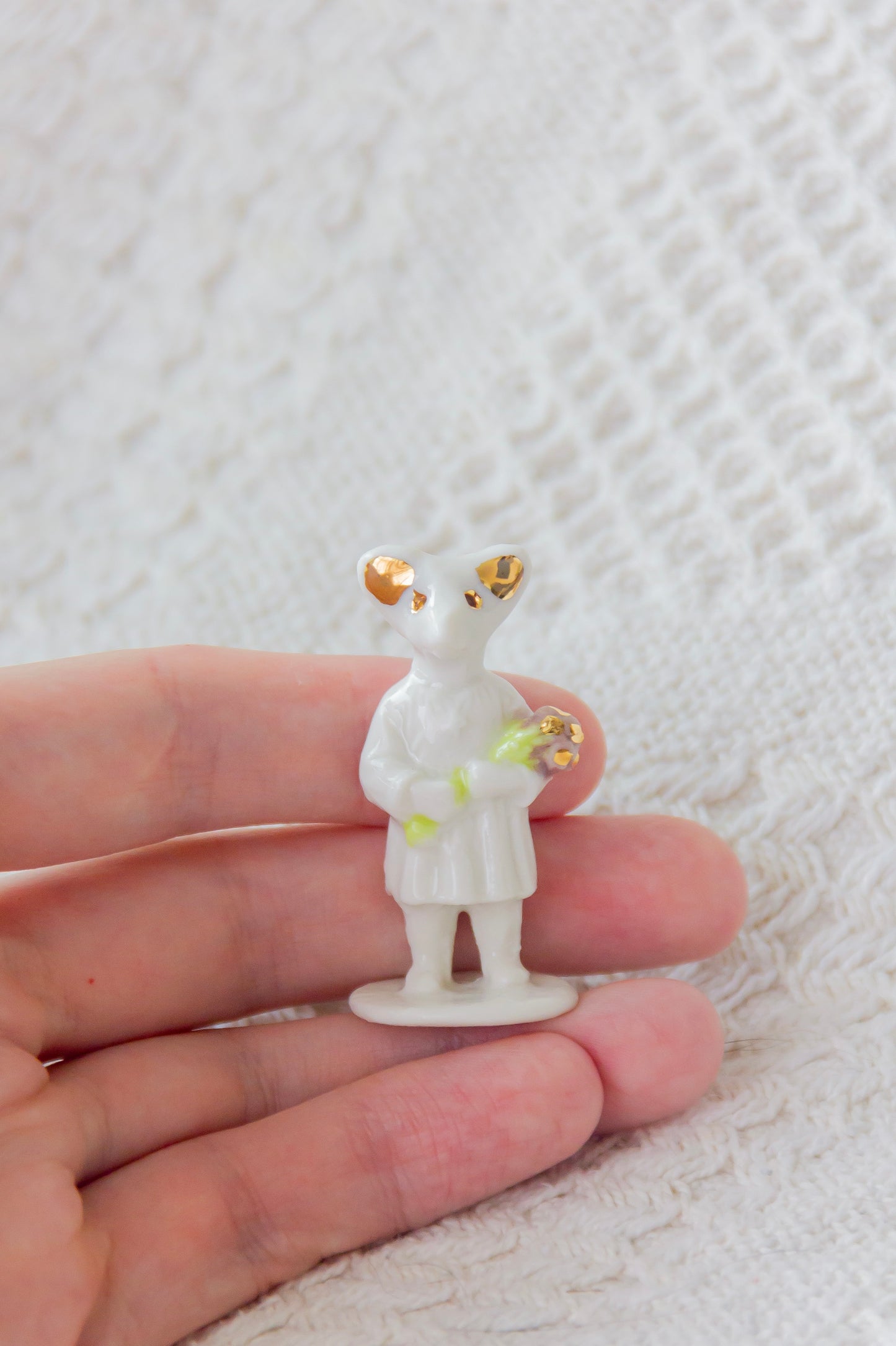 Werling z kwiatami, rzeźba porcelanowa ze złoceniem