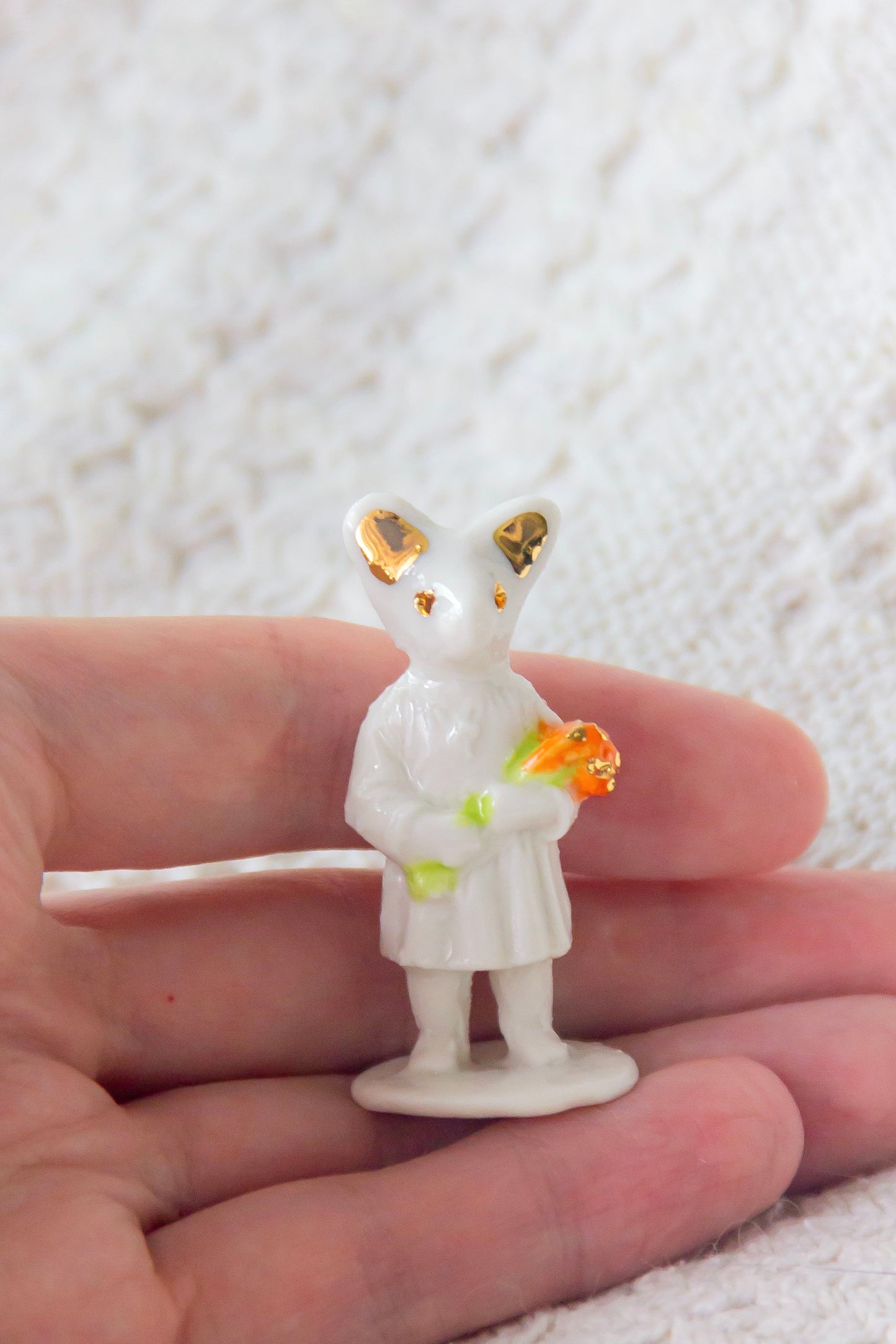 Werling z kwiatami, rzeźba porcelanowa ze złoceniem