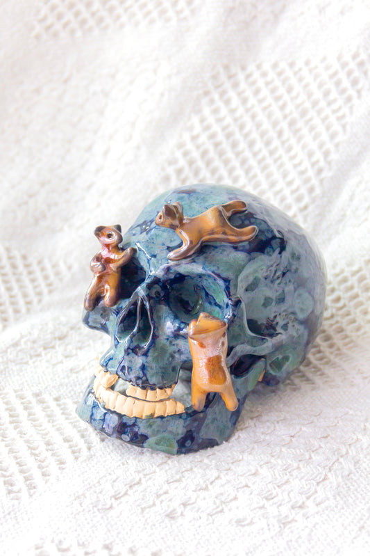 Czaszka ceramiczna czarno-granatowa z werlingami