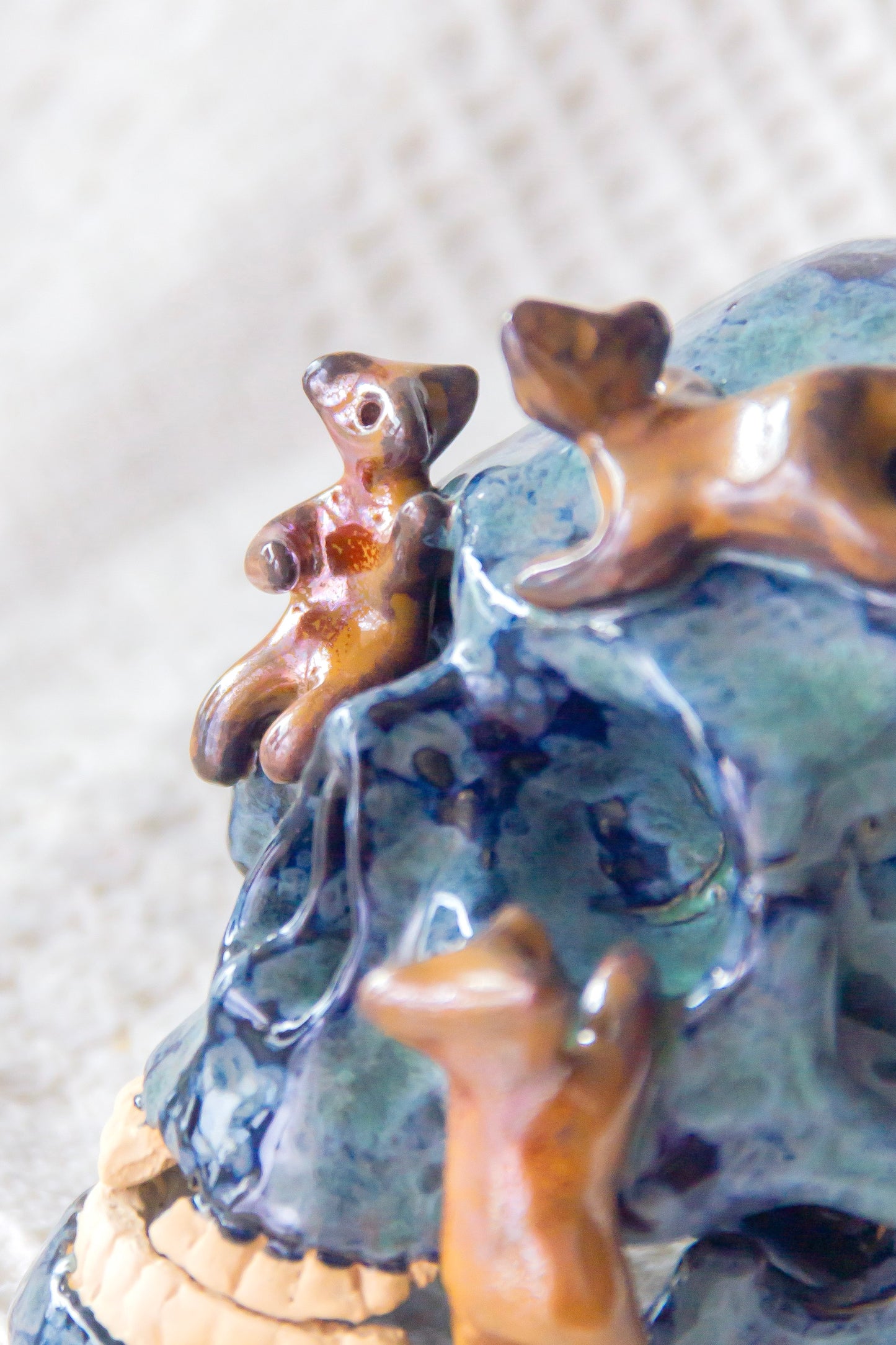 Crâne en céramique marron et noir