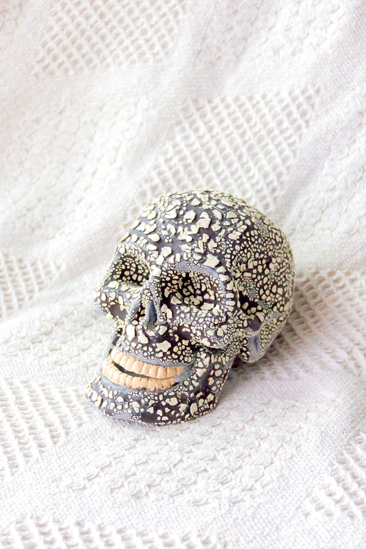 Czaszka ceramiczna czarno-biała z ruchomą żuchwą