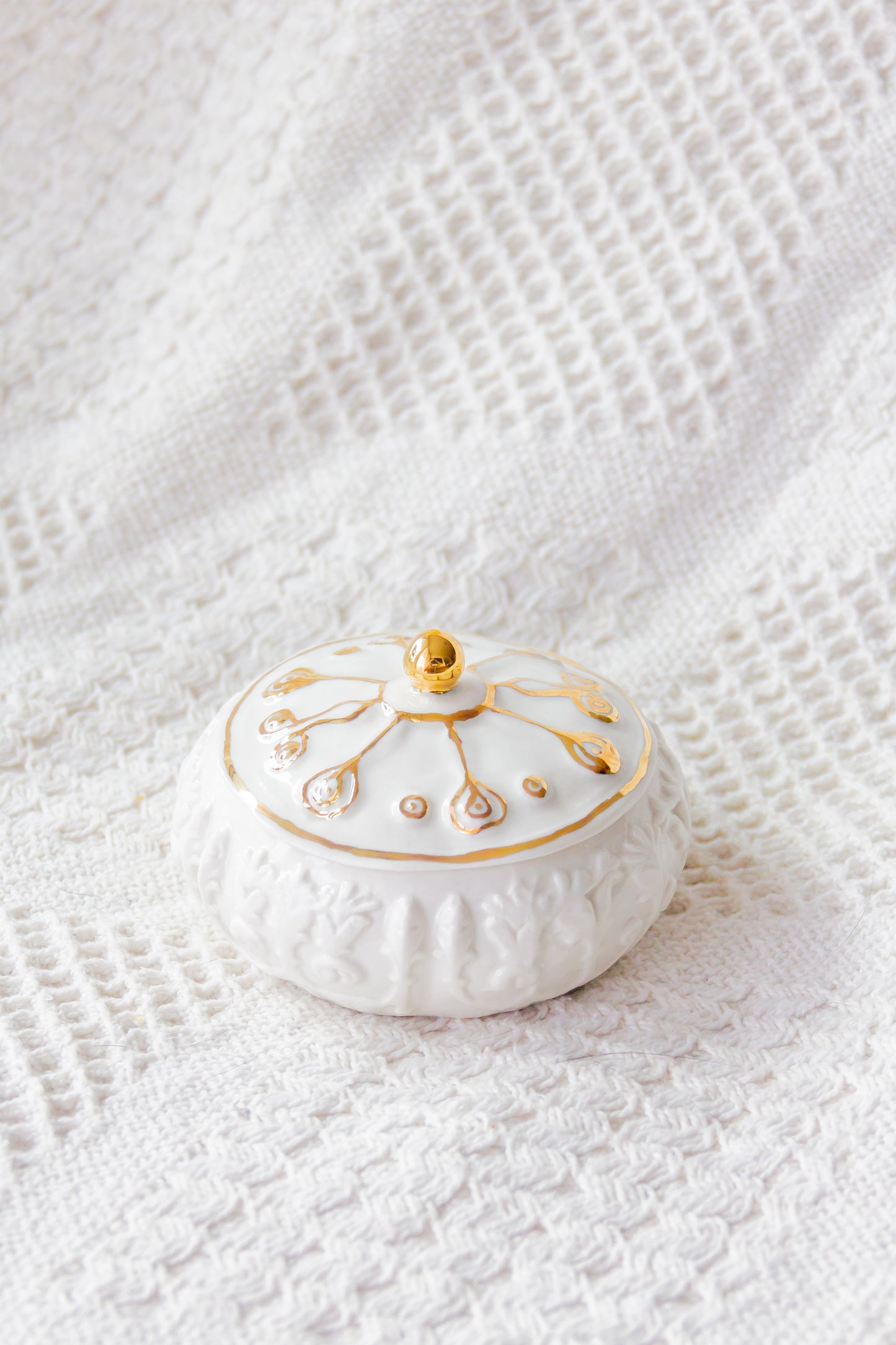 Szkatułka porcelanowa ze złoceniem