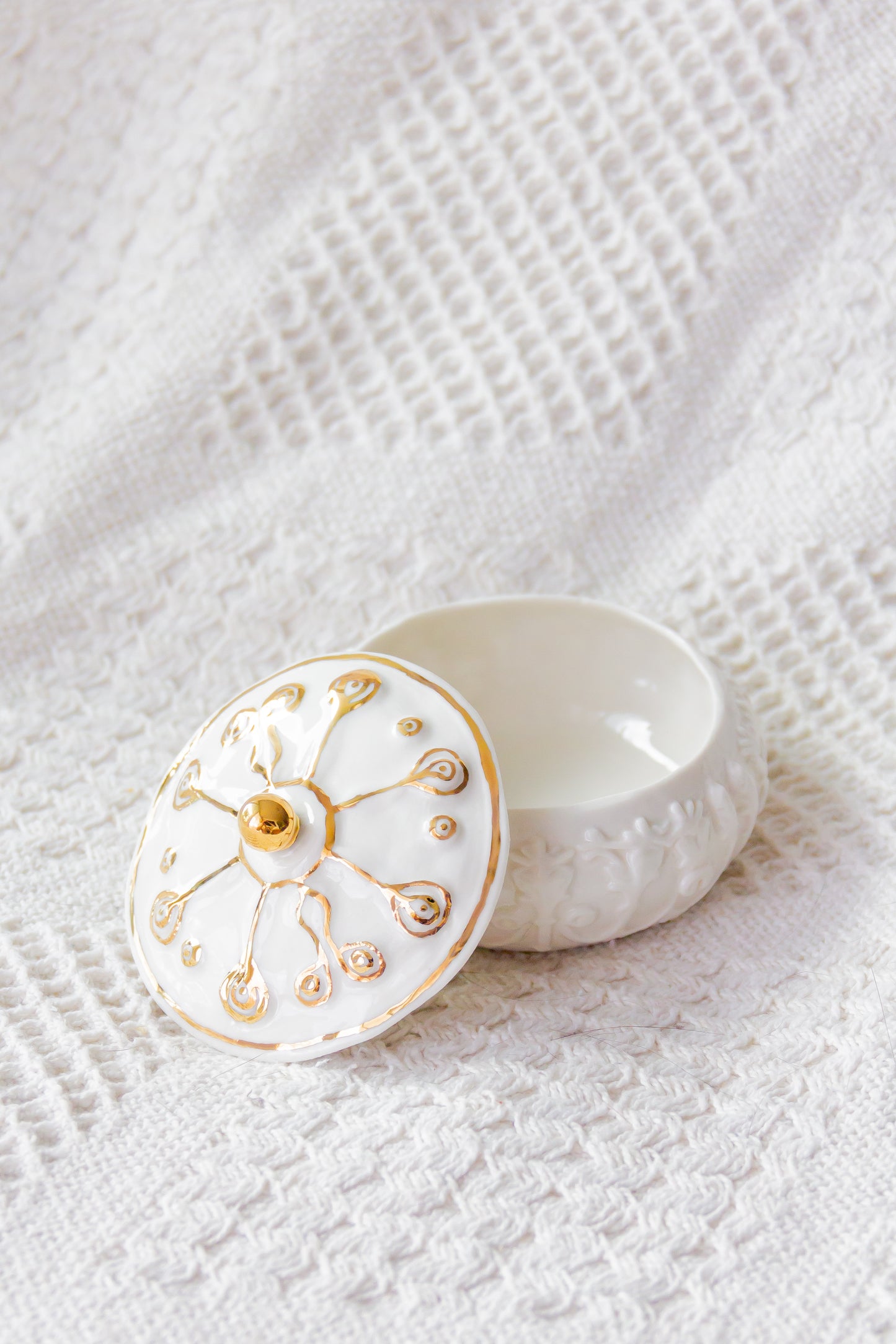 Szkatułka porcelanowa ze złoceniem