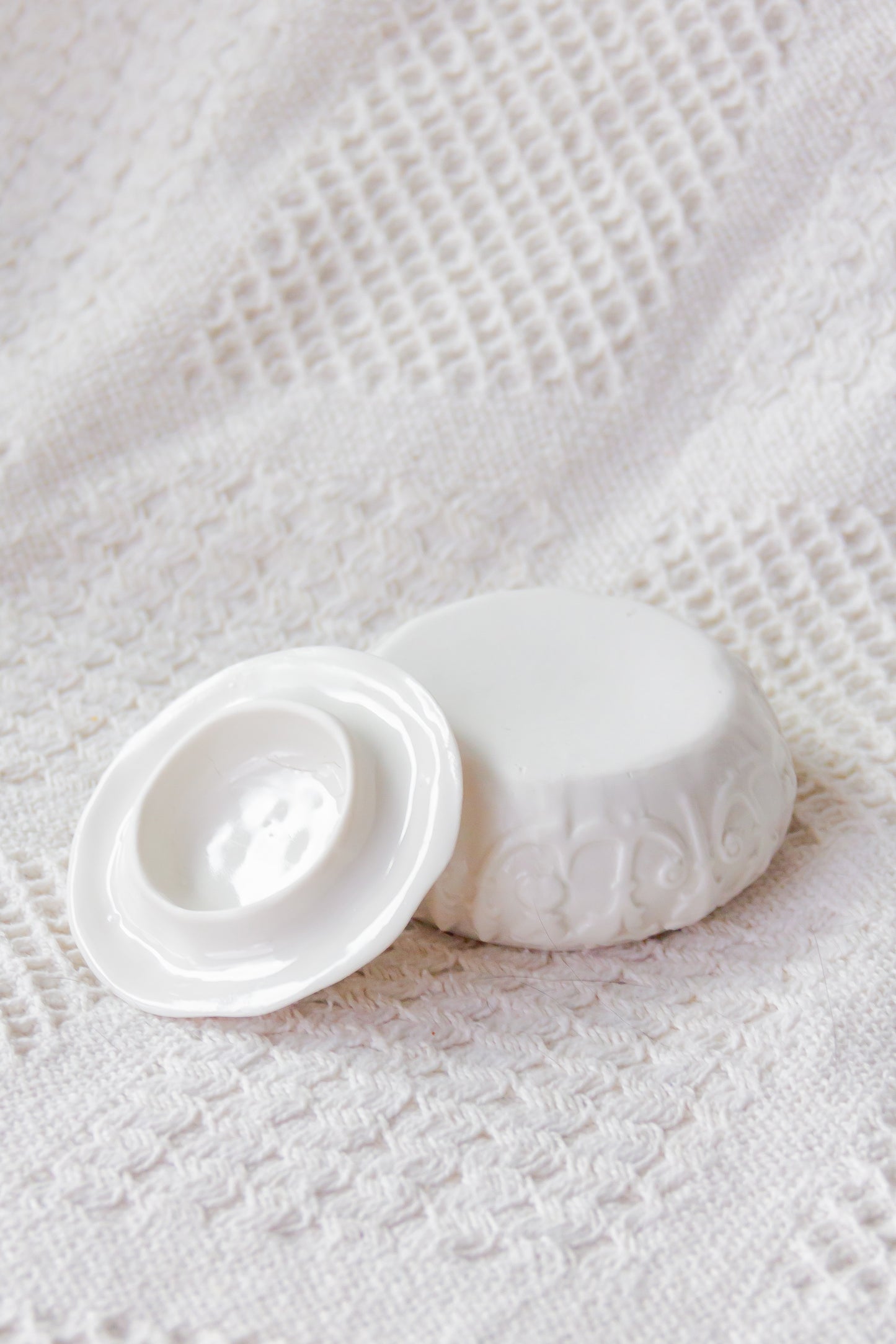 Szkatułka porcelanowa ze złoceniem