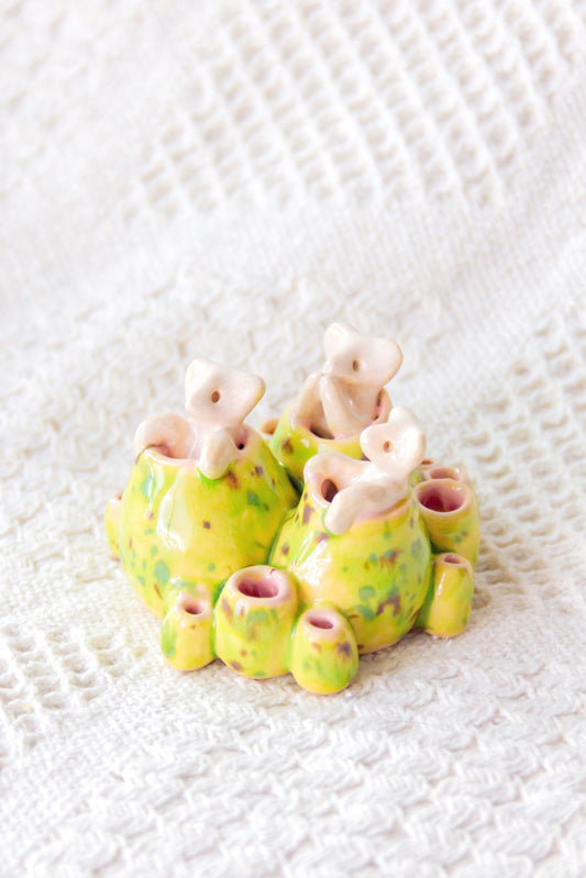 Rzeźba ceramiczna “Ascydia” z werlingami beżowo-zielona