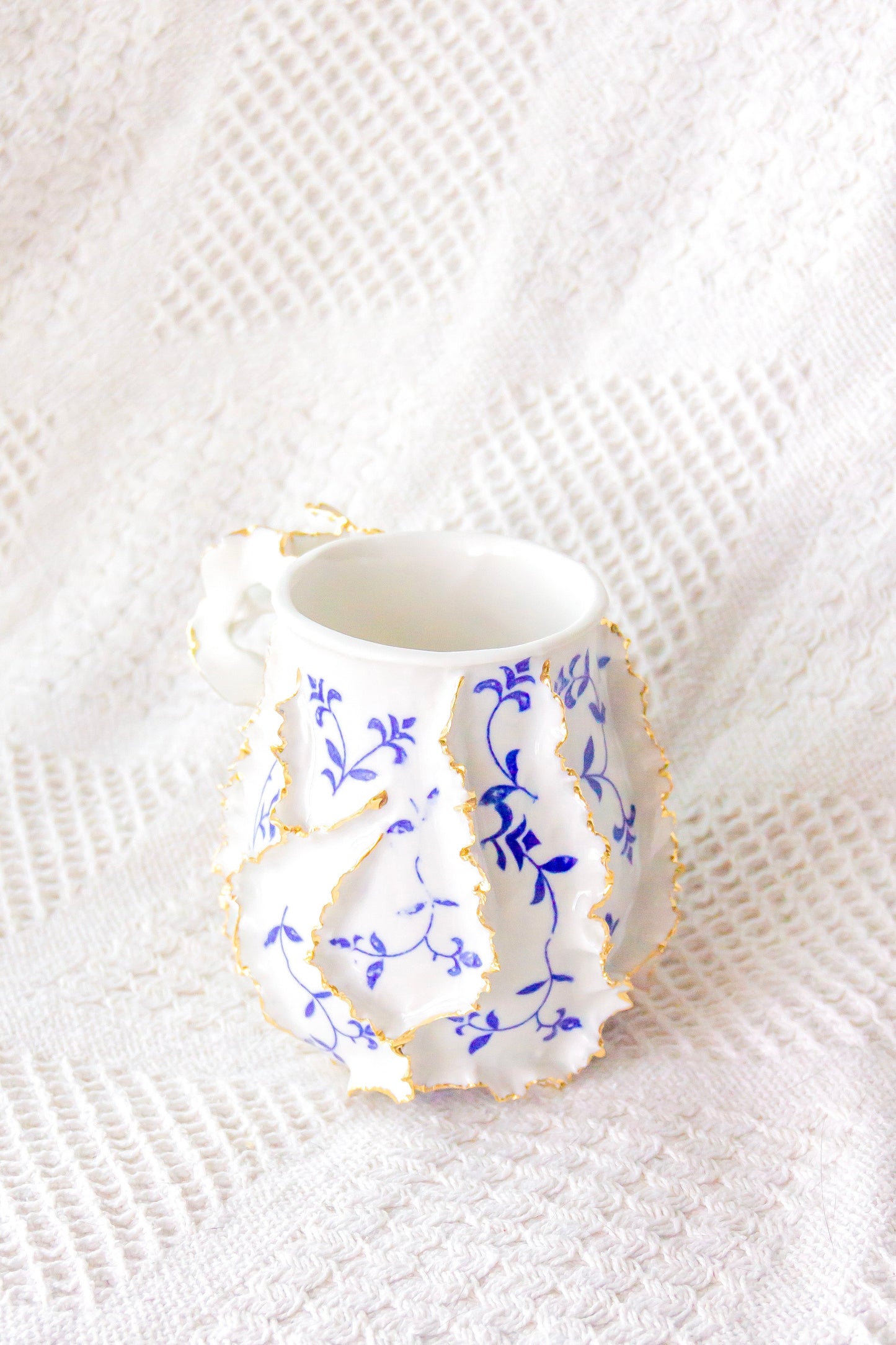 Kubek porcelanowy „Laminari” ze złoceniem