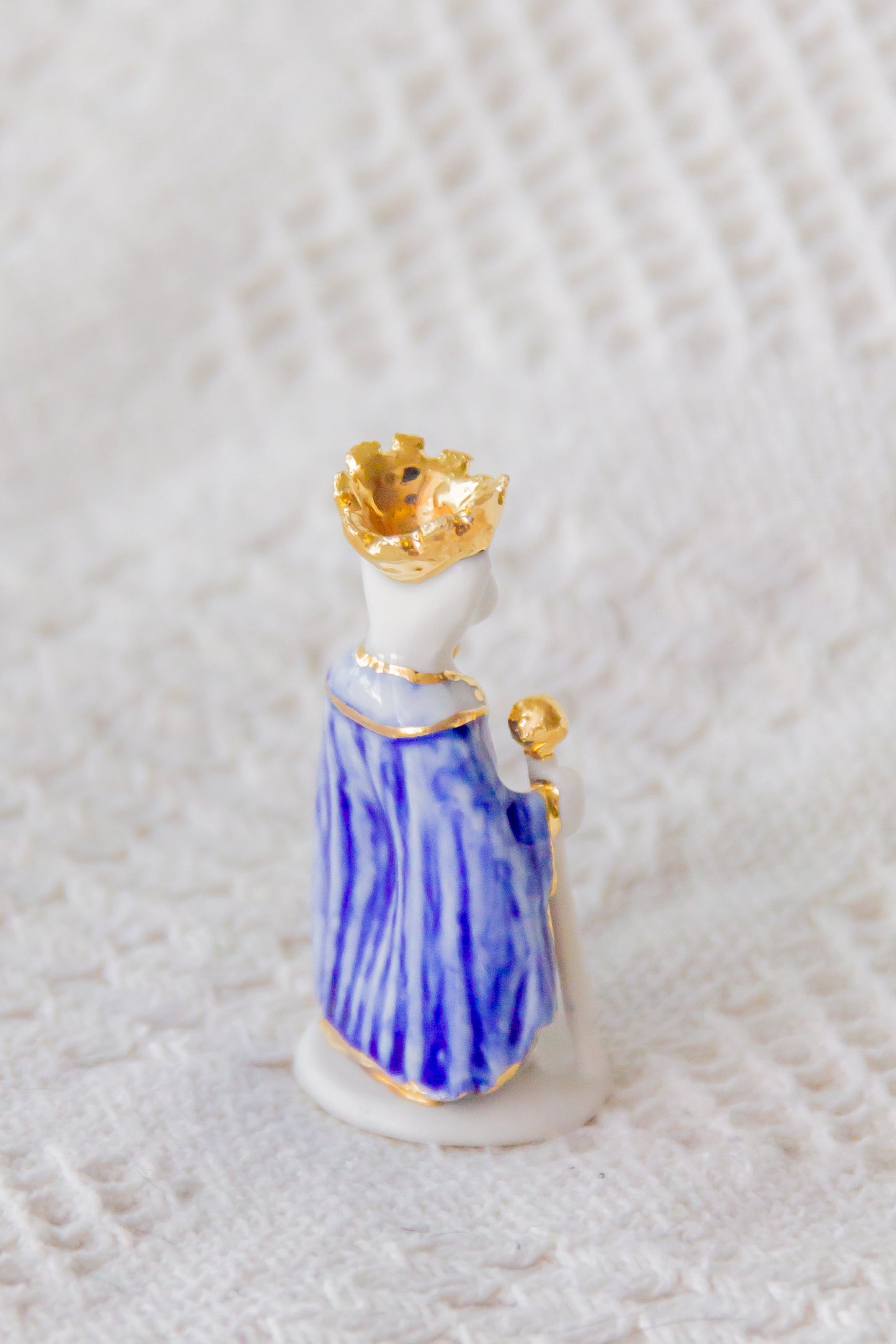 Werling król, rzeźba porcelanowa ze złoceniem