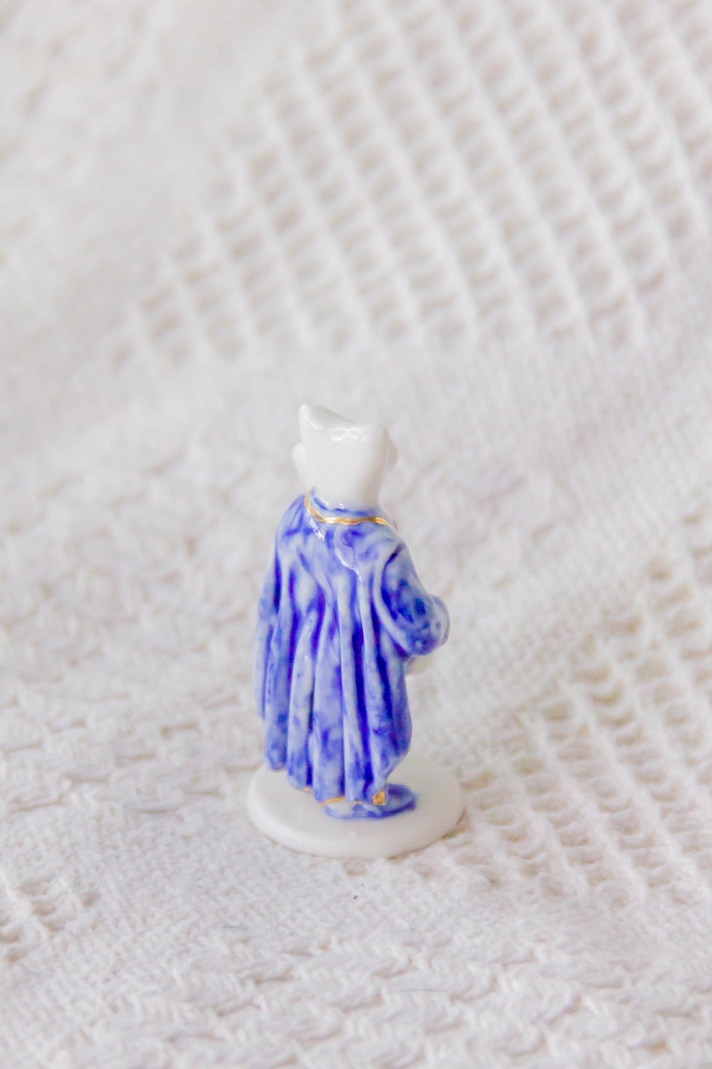 Werling minstrel, rzeźba porcelanowa ze złoceniem