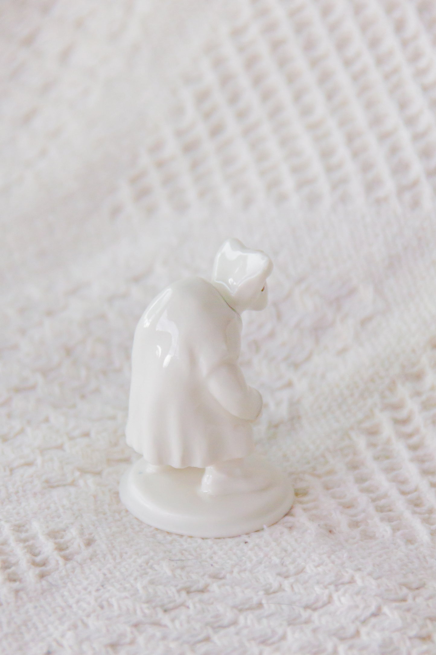 Werling garbus, rzeźba porcelanowa platynowana