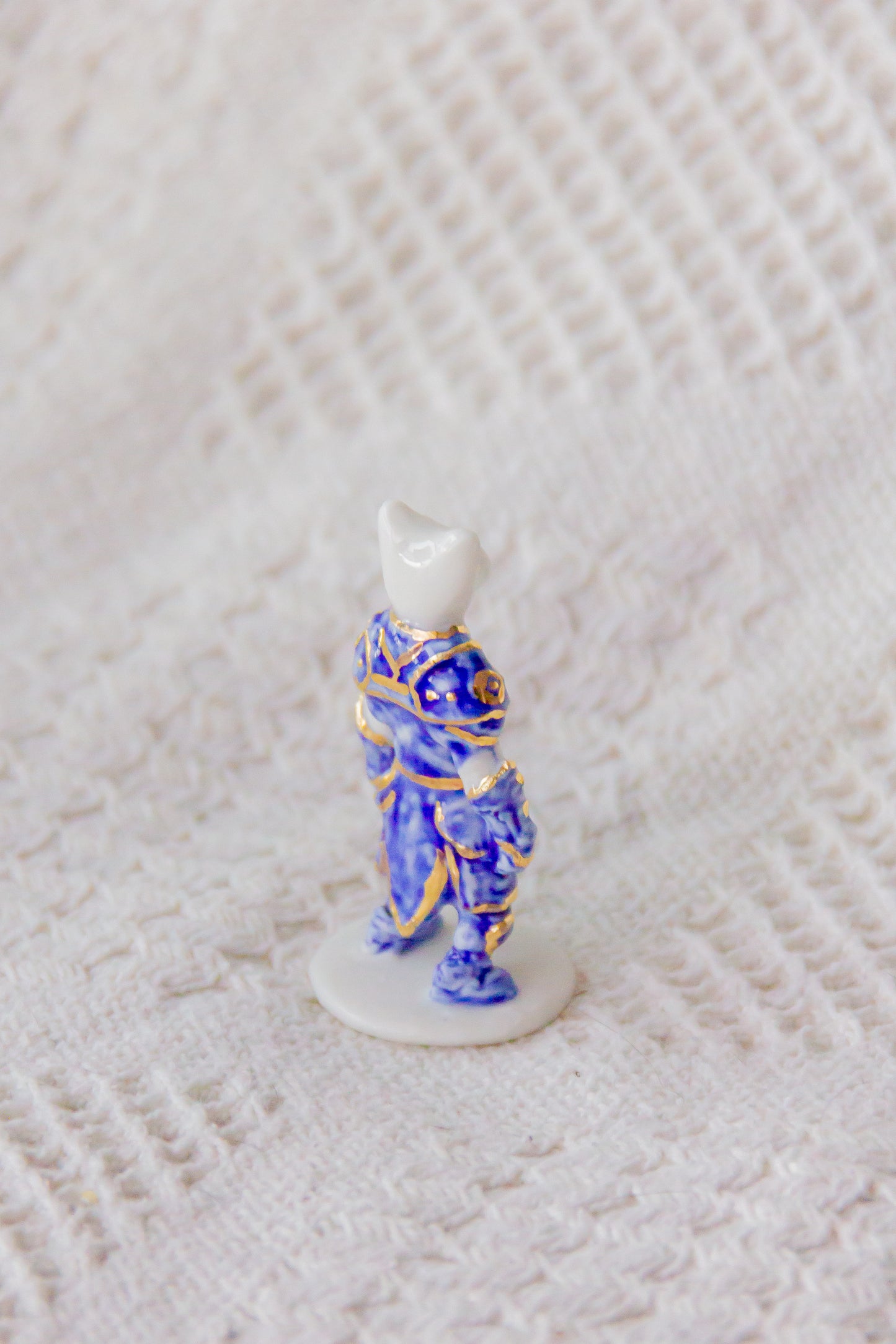 Werling rycerz, rzeźba porcelanowa ze złoceniem