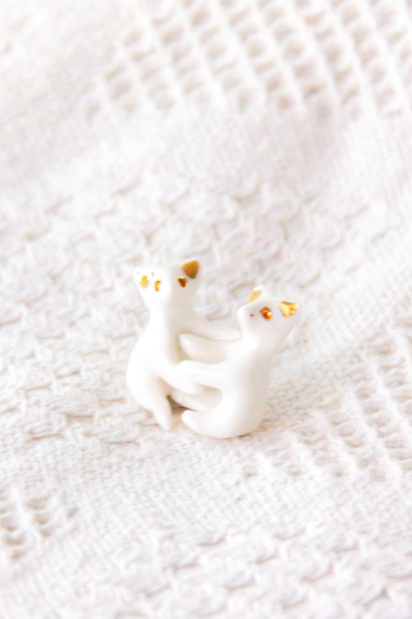 Werlingi przytulają się do siebie, rzeźba porcelanowa ze złoceniem