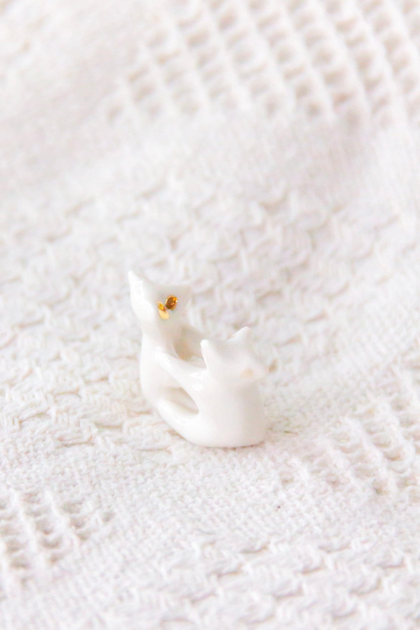 Werlingi przytulają się do siebie, rzeźba porcelanowa ze złoceniem