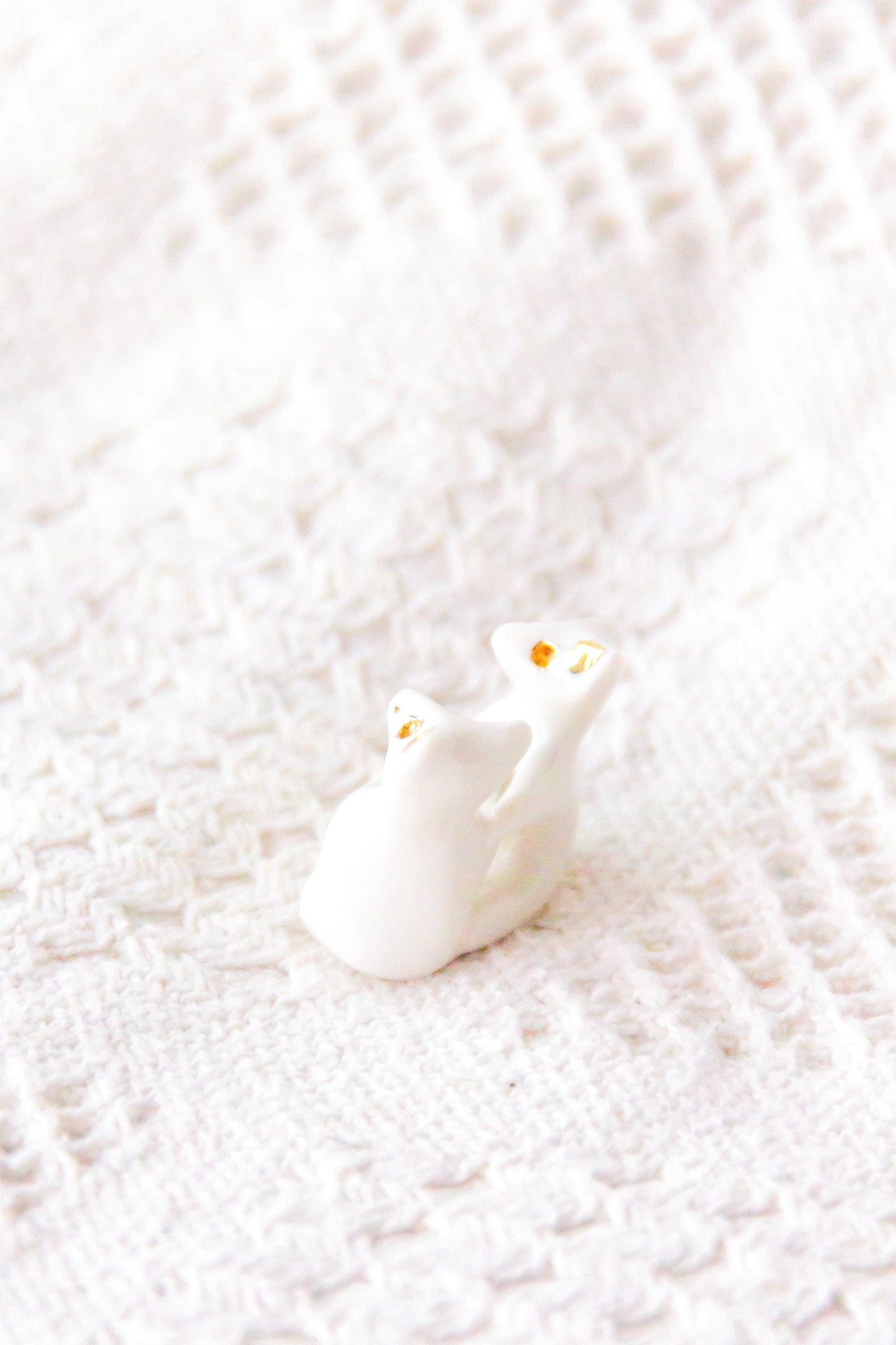 Werlingi przytulają się do siebie, rzeźba porcelanowa ze złoceniem