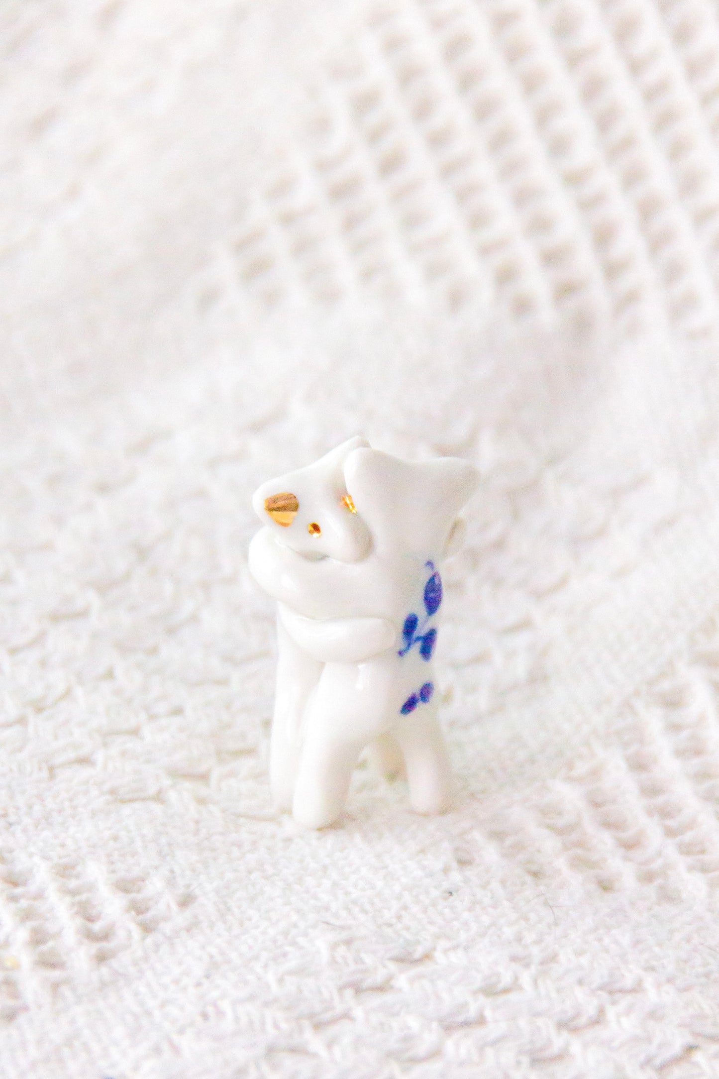 Werlingi tańczące, rzeźba porcelanowa ze złoceniem