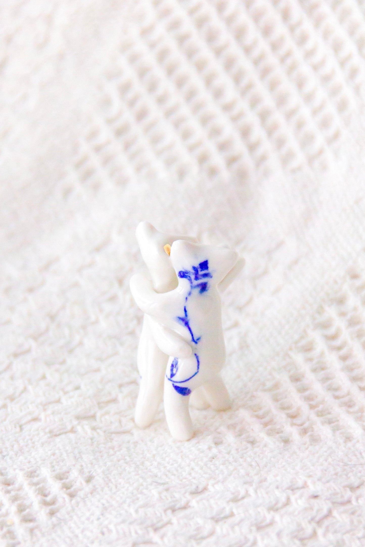 Werlingi tańczące, rzeźba porcelanowa ze złoceniem