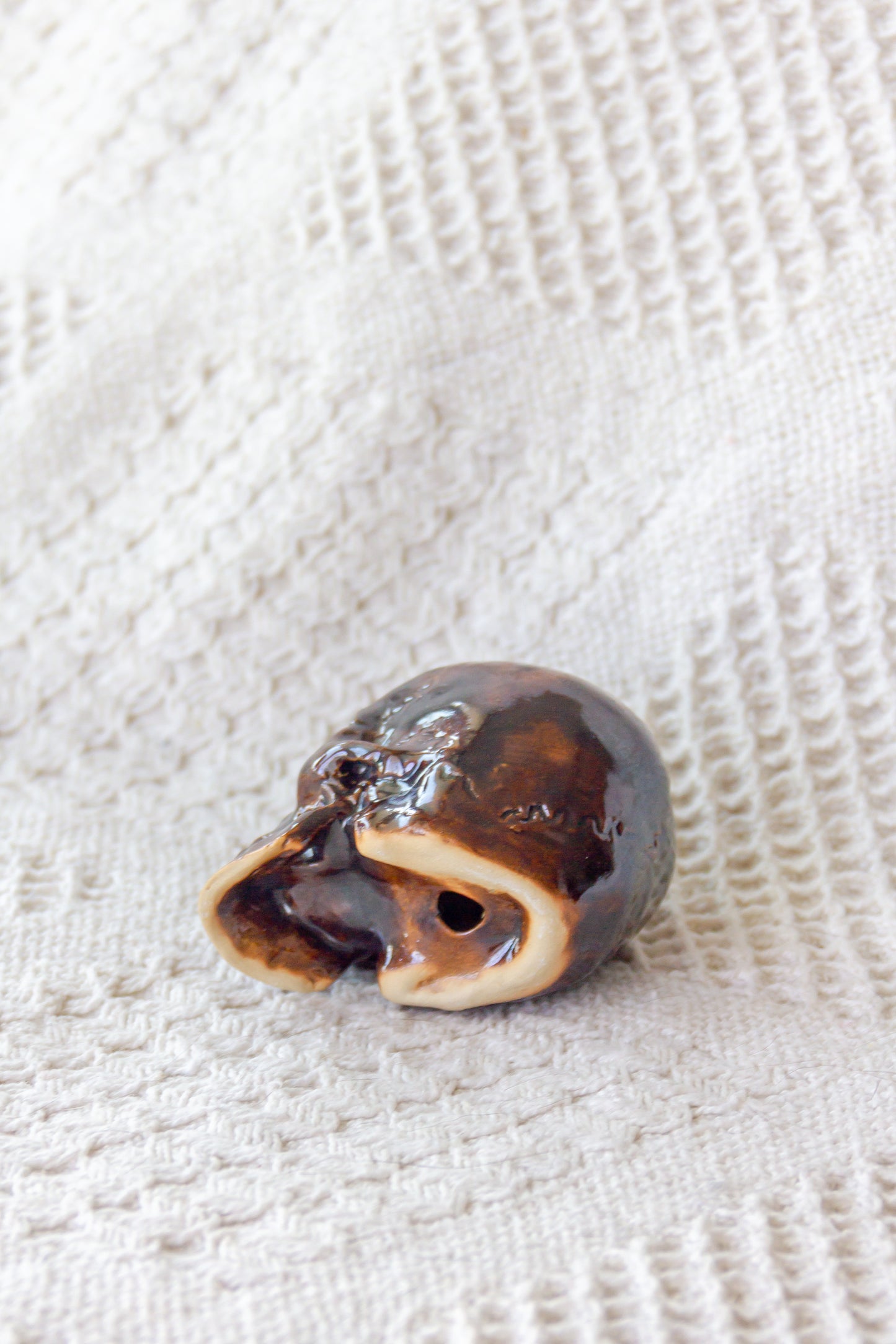 Czaszka ceramiczna mini brązowa